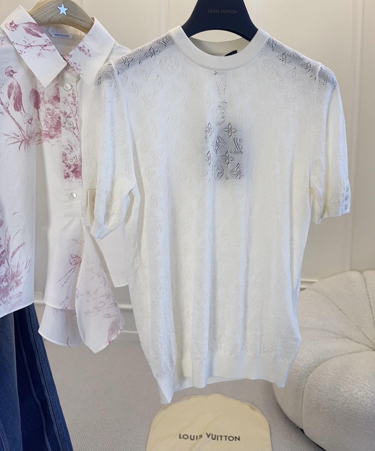 NO:873292,LV 2026 series hollow presbyopic knitted short sleeves, milky white tone + Monogram dark pattern jacquard, full of low-key luxury!  Made of custom-woven yarn wool, it is light and breathable, and super comfortable to wear in summer. Round neck + fitted tailoring, it is OK to wear alone and layered, and can be easily used for commuting and dating. The button design on the cuffs is full of details, practical and fashionable!  ,,louis vuitton,T-shirt,19860909LV 2026系列镂空老花针织短袖,奶白色调+Monogram暗纹提花,低调奢华感满满！定织纱线羊毛材质,轻薄透气,夏天穿超舒服.圆领+合身剪裁,单穿叠穿都很OK,通勤约会都能轻松驾驭.袖口纽扣设计,细节感拉满,实用又时髦！,,louis vuitton,T-shirt,,Women's clothing