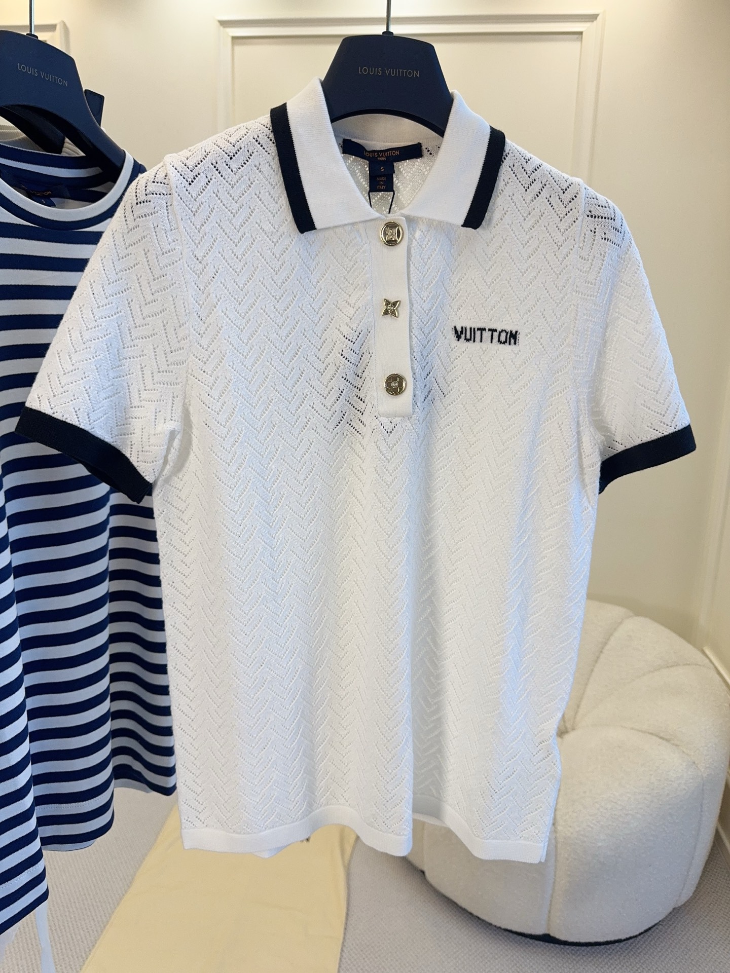 NO:873268,LV2926 new white knitted Polo shirt, soft and breathable, white main color + black collar and cuffs, simple and layered. 'VUITTON' embroidery on the chest, full of brand sense. The metal buttons have exquisite details, and the V-shaped texture design makes the texture more advanced. College style + neutral style, easy to control for commuting and leisure, it goes well with shorts or trousers, refreshing and fashionable!  ,,louis vuitton,shorts,19860909LV2926新款白色针织Polo衫,柔软透气,白色主色+黑色领口袖口,简约又有层次感.胸前“VUITTON”刺绣,品牌感满满.金属纽扣细节精致,V形纹理设计让质感更高级.学院风+中性风,通勤休闲都能轻松驾驭,搭配短裤或长裤都很OK,清爽又时髦！,,louis vuitton,shorts,,Women's clothing