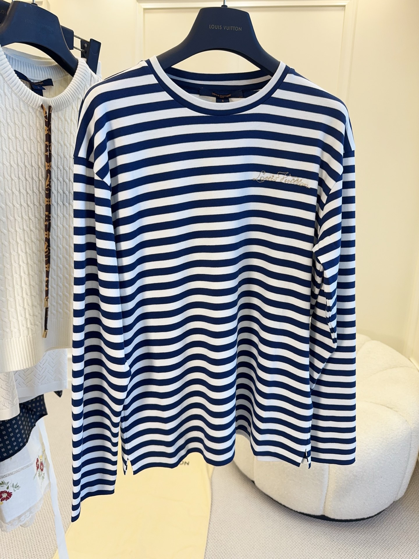 NO:873245,lv2026 new classic navy style striped long-sleeved T-shirt, the loose version is super lazy and casual. High-count pure cotton fabric, soft and skin-friendly and breathable, super comfortable to wear in spring and summer. The blue and white stripes are dense and dense, simple and versatile, and can be easily used for daily commuting or leisure. The long sleeves can also protect from the sun, and paired with high-waisted pants or skirts, you can easily get the French atmosphere.,, louis vuitton, skirts, tees, t-shirt,19860909lv2026新款经典海军风条纹长袖T恤,宽松版型超显慵懒随性.高支纯棉面料,柔软亲肤又透气,春夏穿超舒服.蓝白条纹疏密有致,简约百搭,日常通勤或休闲都能轻松驾驭.长袖还能防晒,搭配高腰裤或裙装,轻松get法式氛围感.,,louis vuitton,skirts,tees，t-shirt,,Women's clothing