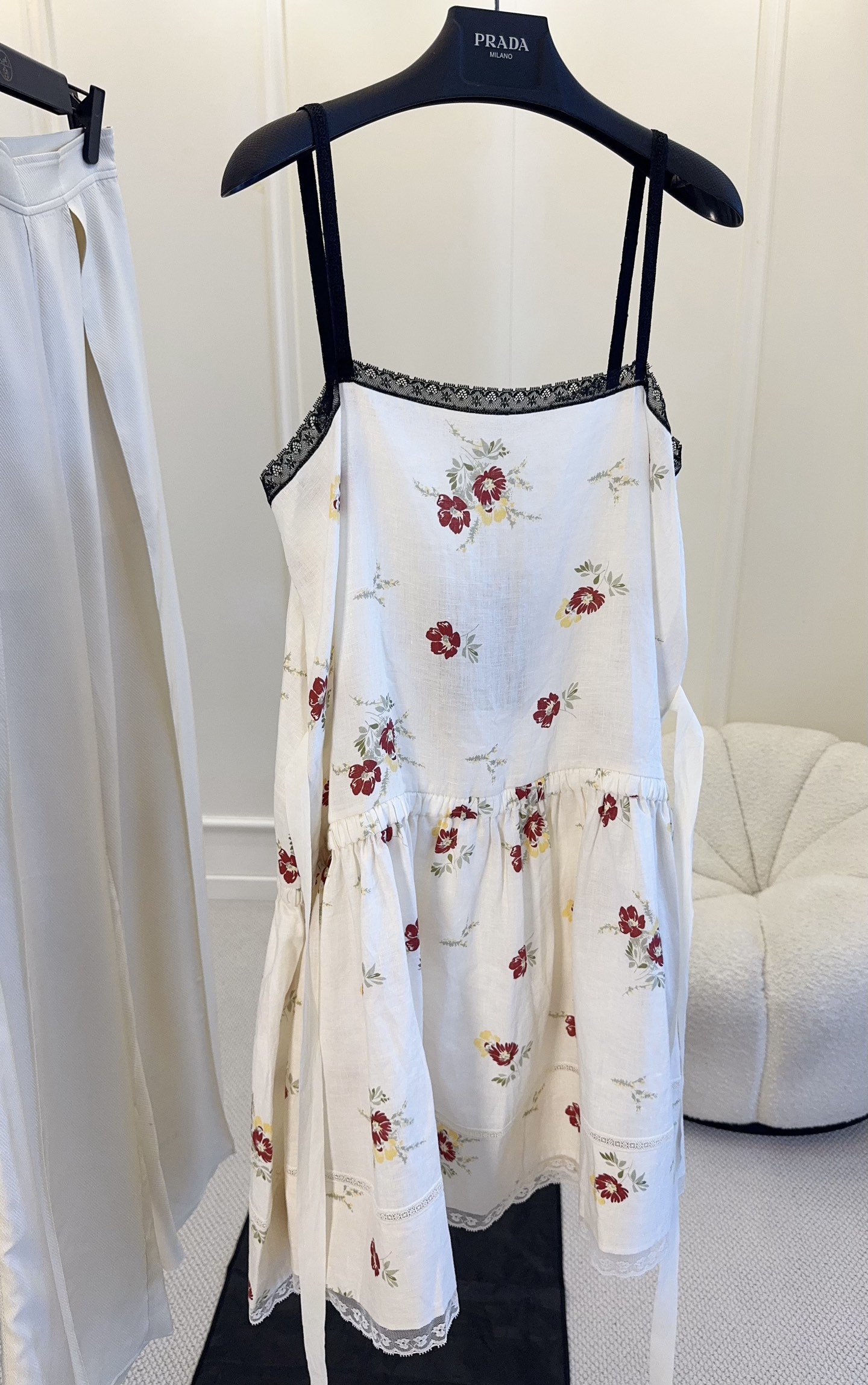 NO:873220,Prada2026 new floral suspender skirt, made of milky white linen, light and breathable, super comfortable to wear in spring and summer!  Red and yellow floral + black lace, soft and romantic. The thin black sling outlines the collarbone, the waist design modifies the body shape, and the skirt is full of layers. It is perfect for vacation, daily life, and photo shoots!  Pair it with a woven bag or knitted cardigan to easily achieve a lazy and sophisticated style~, prada, skirts,19860909Prada2026新款碎花吊带裙,奶白亚麻材质,轻盈透气,春夏穿超舒服！红黄碎花+黑色蕾丝花边,柔美又浪漫.细黑吊带勾勒锁骨,收腰设计修饰身形,裙摆层次感满满,度假、日常、拍照都很出片！搭配编织包或针织开衫,轻松get慵懒精致风～,,prada,skirts,,Women's clothing