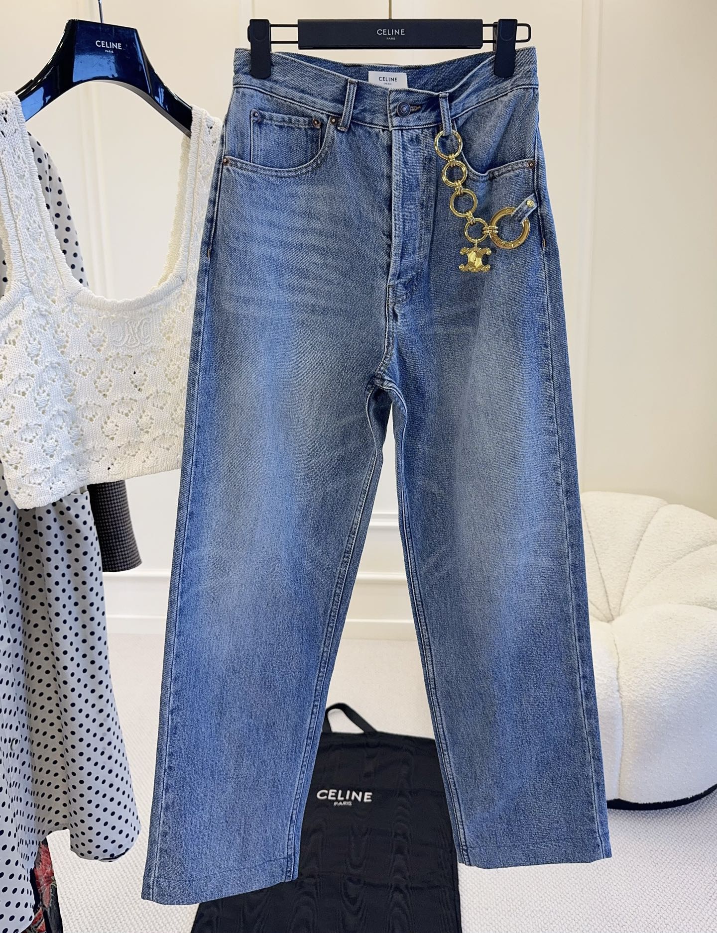 NO:873249,CELINE 2026 new chain jeans, high-waisted straight fit, modify the waist-hip ratio, make the legs longer!  Light blue washed denim fabric, full of retro and distressed feel. The Arc de Triomphe metal chain hanging on the waist is removable, full of details and highly recognizable!  Whether paired with a T-shirt or a shirt, you can easily wear it with a French relaxed feel, and you will be very stylish when going out on the street~,,celine,jeans,shirts,tees,t-shirt,19860909CELINE 2026新款链条牛仔裤,高腰直筒版型,修饰腰臀比例,显腿长！浅蓝水洗牛仔面料,复古做旧感满满.腰间凯旋门金属链条挂饰可拆卸,细节感十足,辨识度超高！无论搭配T恤还是衬衫,都能轻松穿出法式松弛感,日常出街超有范儿～,,celine,jeans,shirts,tees，t-shirt,,Women's clothing