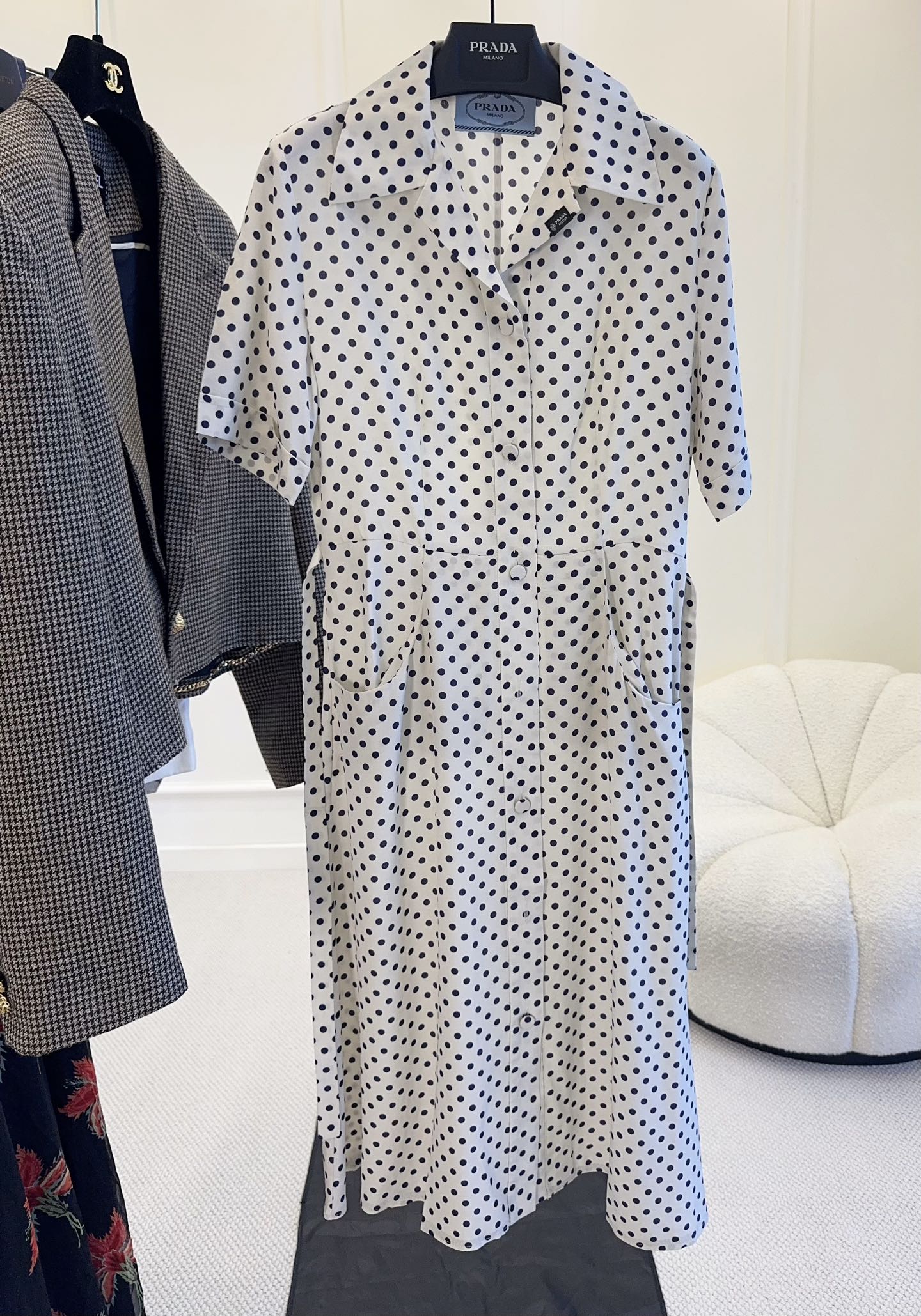 NO:874793,Prada2026 new white base and black polka dot shirt dress, pure silk, full of French retro feel, lapel design, same color lace at the waist to tighten the waist to show the figure. The fabric is draped and comfortable, and can be easily controlled for commuting, dating, and leisure. The polka dots are classic and timeless, paired with light-colored shoes or handbags, it will directly enhance the literary and elegant atmosphere!  ,,prada,skirts,shirts,real silk,19860909Prada2026新款白底黑波点衬衫连衣裙,真丝,法式复古感满满,翻领设计,腰部同色系带收腰显身材.面料垂坠舒适,通勤、约会、休闲都能轻松驾驭.波点经典不过时,搭配浅色单鞋或手袋,文艺优雅氛围感直接拉满！,,prada,skirts,shirts,real silk,,Women's clothing