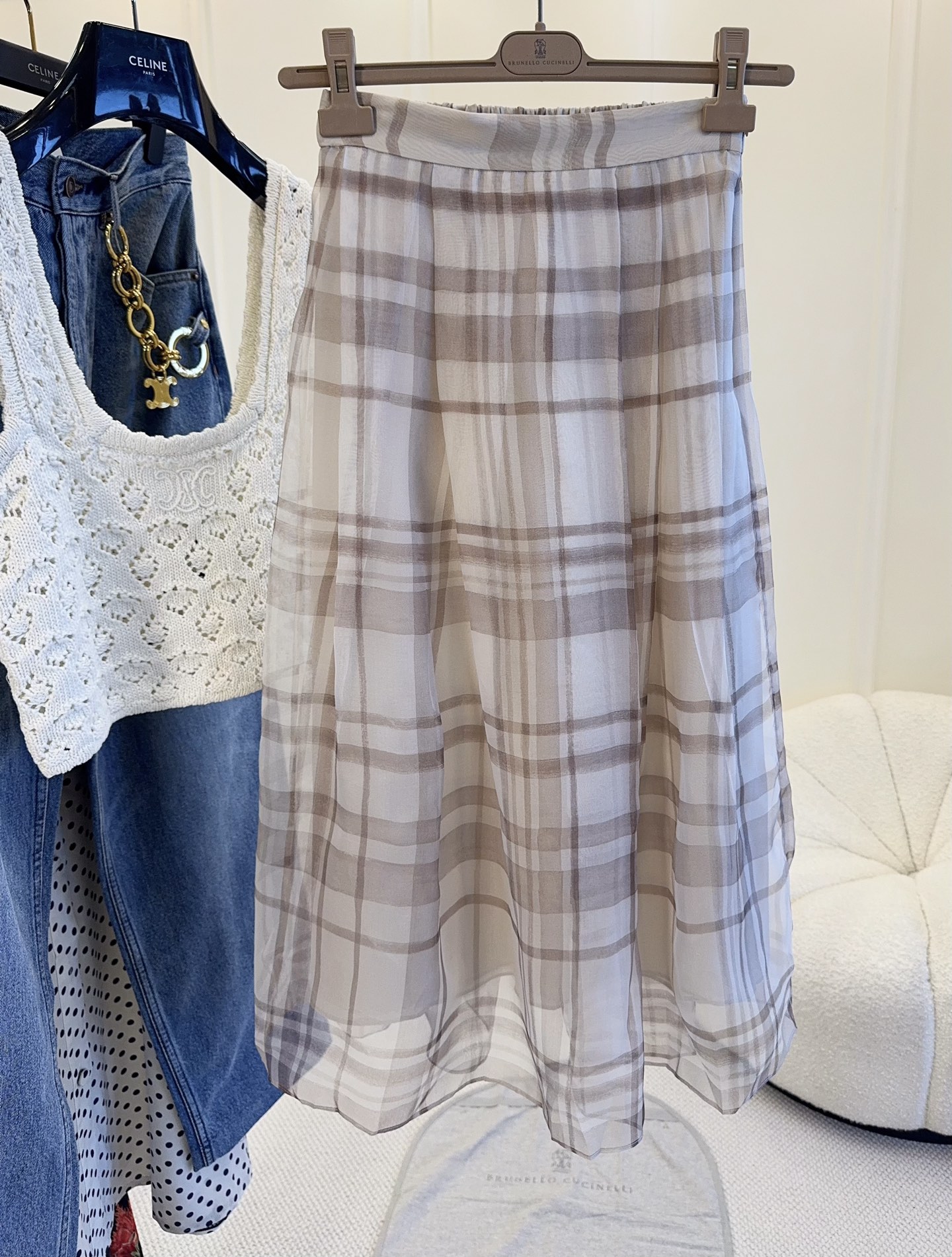 NO:874808,Brunello Cucinelli 2026 new silk plaid skirt, silk is light and draped, with a slight luster and super elegant look. Retro plaid design, soft tones, perfect French lazy atmosphere. The skirt is elegant and flexible, and can be easily controlled in daily or formal occasions. Pair it with a knitted vest or simple top, and you can easily get a gentle temperament!  ,,brunello cucinelli,skirts,real silk,19860909Brunello Cucinelli2026新款真丝格纹半裙,真丝轻盈垂坠,微光泽感超优雅.复古格纹设计,色调柔和,法式慵懒氛围感满分.裙摆飘逸灵动,日常或正式场合都能轻松驾驭.搭配针织背心或简约上衣,温柔气质轻松get！,,brunello cucinelli,skirts,real silk,,Women's clothing