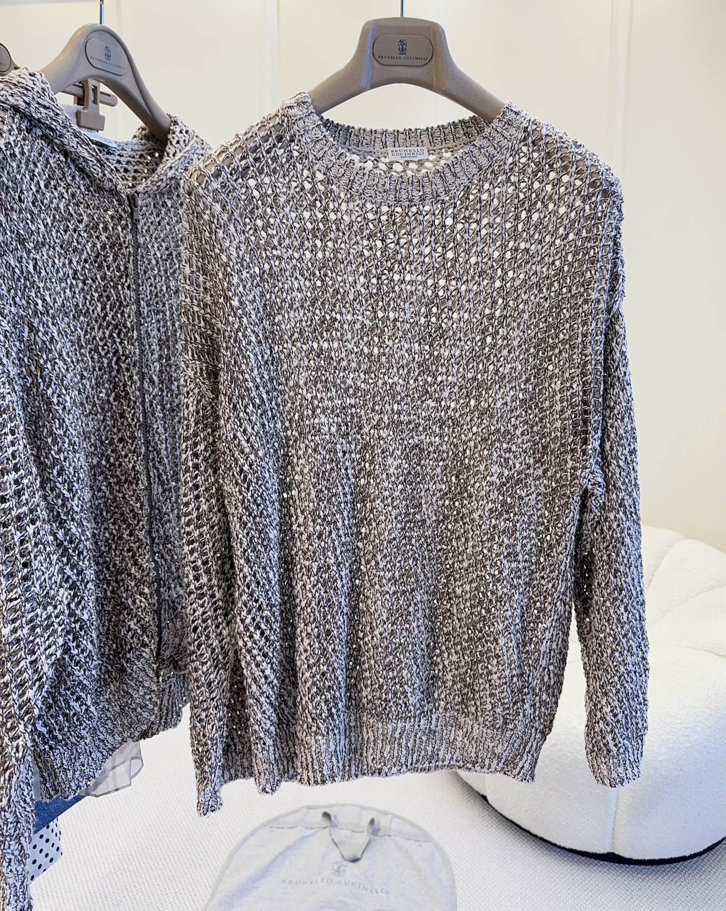 NO:874778,Brunello Cucinelli's 2026 new hollow knitted blouse is made of mixed color yarn + sequin embellishment, low-key, shimmery and super textured!  The hollow design is breathable and not airtight, making it super comfortable to wear in spring and summer. The hollow design is full of layers, and the micro-transparent effect is super atmospheric ~ The loose version looks great with skirts or high-waisted pants, and it can easily create a lazy and high-end style.,, brunello cucinelli, skirts,19860909Brunello Cucinelli2026新款镂空针织罩衫,采用混色纱线+亮片点缀,低调细闪超有质感！镂空设计透气不透,春夏穿超舒服.镂空设计,层次感满满,微透效果超有氛围感～宽松版型,搭裙装或高腰裤都很出彩,轻松打造慵懒高级感穿搭风格.,,brunello cucinelli,skirts,,Women's clothing