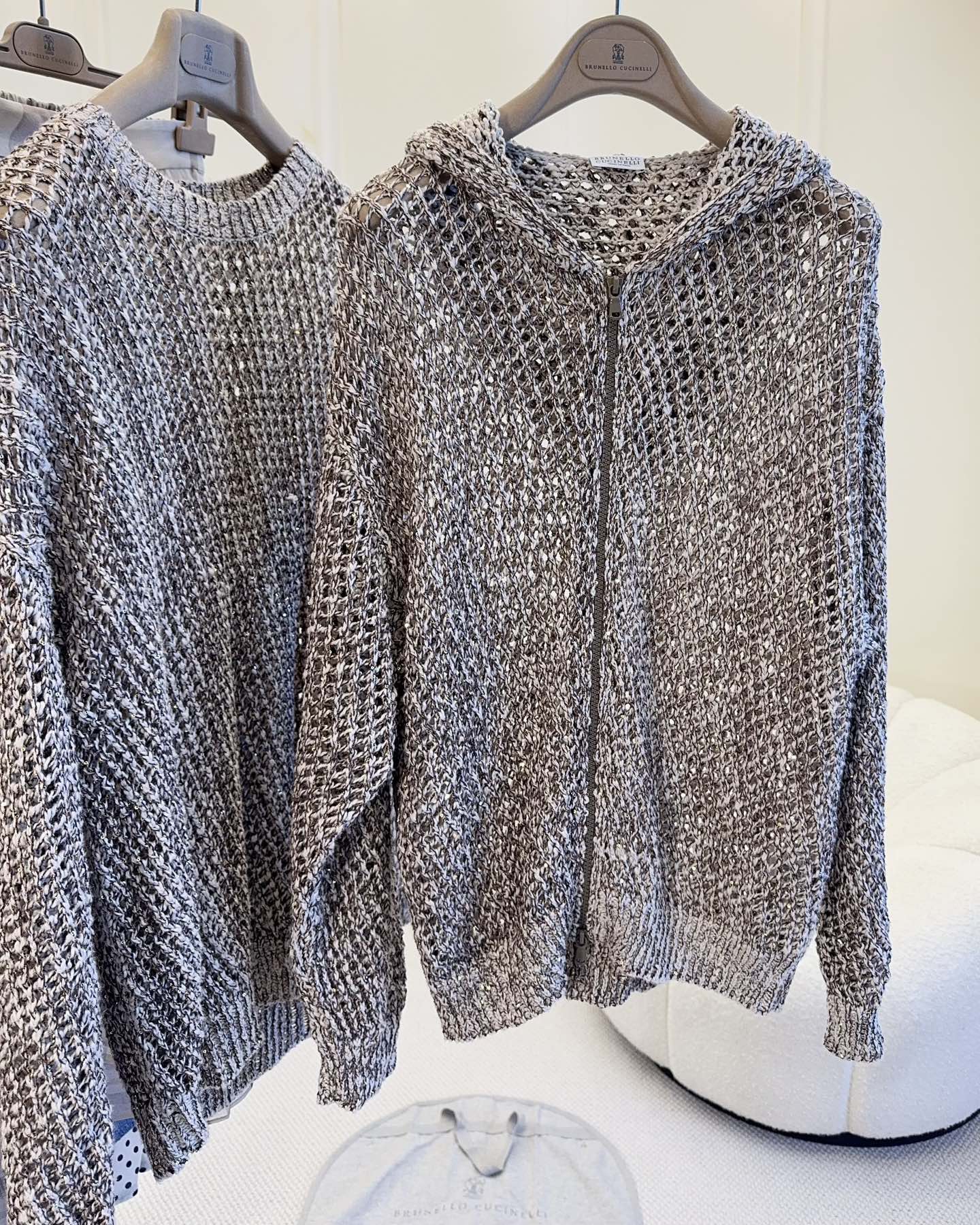 NO:874762,Brunello Cucinelli's 2026 new hollow hooded knitted cardigan is made of mixed color yarn + sequin embellishment, low-key, shimmery and super textured!  The hollow design is breathable and airtight, making it super comfortable to wear in spring and summer. Hooded + zipper, casual and practical, the loose fit is super friendly to the body, and it can be worn easily to create a lazy and relaxed feeling~ It can be easily controlled for daily commuting and dating. Pair it with a white T and casual pants, and you can easily get a high-end look!  ,,brunello cucinelli,hats,19860909Brunello Cucinelli2026新款镂空连帽针织开衫,采用混色纱线+亮片点缀,低调细闪超有质感！镂空设计透气不透,春夏穿超舒服.连帽+拉链,休闲又实用,宽松版型对身材超友好,轻松穿出慵懒松弛感～日常通勤、约会都能轻松驾驭,搭配白T和休闲裤,轻松get高级感穿搭！,,brunello cucinelli,hats,,Women's clothing