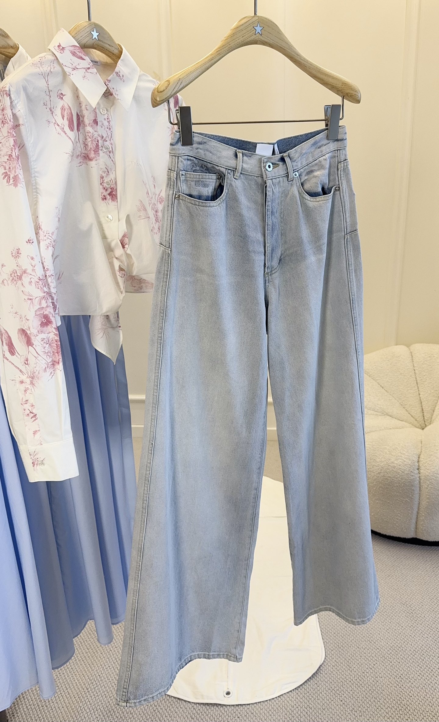 NO:876043,Dior's 2026 new light blue wide-leg jeans are made of washed distressed craftsmanship, retro light blue tones, and have a perfect lazy atmosphere. The high-waist design modifies the waistline, and the loose wide-leg version is super slimming. The brand logo is embroidered on the pockets, and the leather patch on the back waist is decorated. The light blue is fresh and versatile. It can be worn with T-shirts, shirts or sweaters, commuting, casual, slimming and modifying the leg shape!  ,,dior,jeans,shirts,tees,t-shirt,19860909Dior2026新款浅蓝阔腿牛仔裤,采用水洗做旧工艺,复古浅蓝色调,慵懒氛围感满分.高腰设计修饰腰线,宽松阔腿版型超显瘦,口袋处品牌标志刺绣,后腰皮牌装饰,浅蓝色清新百搭,随手搭T恤、衬衫或针织衫都可,通勤、休闲、显瘦又修饰腿型！,,dior,jeans,shirts,tees，t-shirt,,Women's clothing