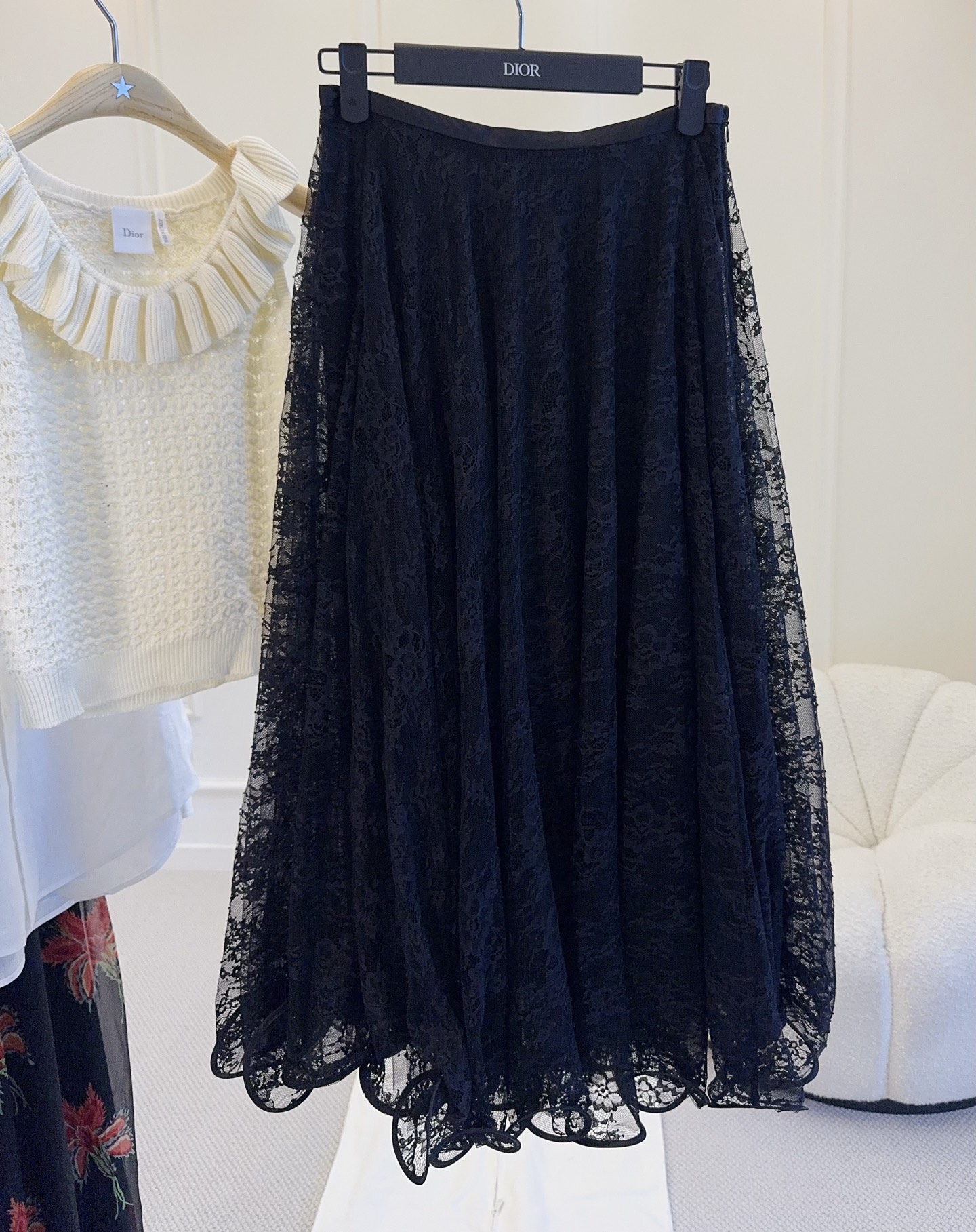 NO:876052,Dior2026 new lace skirt, mesh + lace hollow design, exquisite pattern and super layered feeling. High-waisted A-line version, covering the crotch and slimming, modifying the leg shape, the wavy cut of the skirt is elegant and smart ~ it can be easily used for daily commuting, dating, and vacation!  Pair it with a sweater or T-shirt, and you can switch between elegance or spontaneity.,,dior,skirts,tees,t-shirt,19860909Dior2026新款蕾丝半裙,网纱+蕾丝镂空设计,精致花纹超有层次感.高腰A字版型,遮胯显瘦,修饰腿型,裙摆波浪剪裁飘逸灵动～日常通勤、约会、度假都能轻松驾驭！搭配针织衫或T恤,优雅or率性随心切换.,,dior,skirts,tees，t-shirt,,Women's clothing