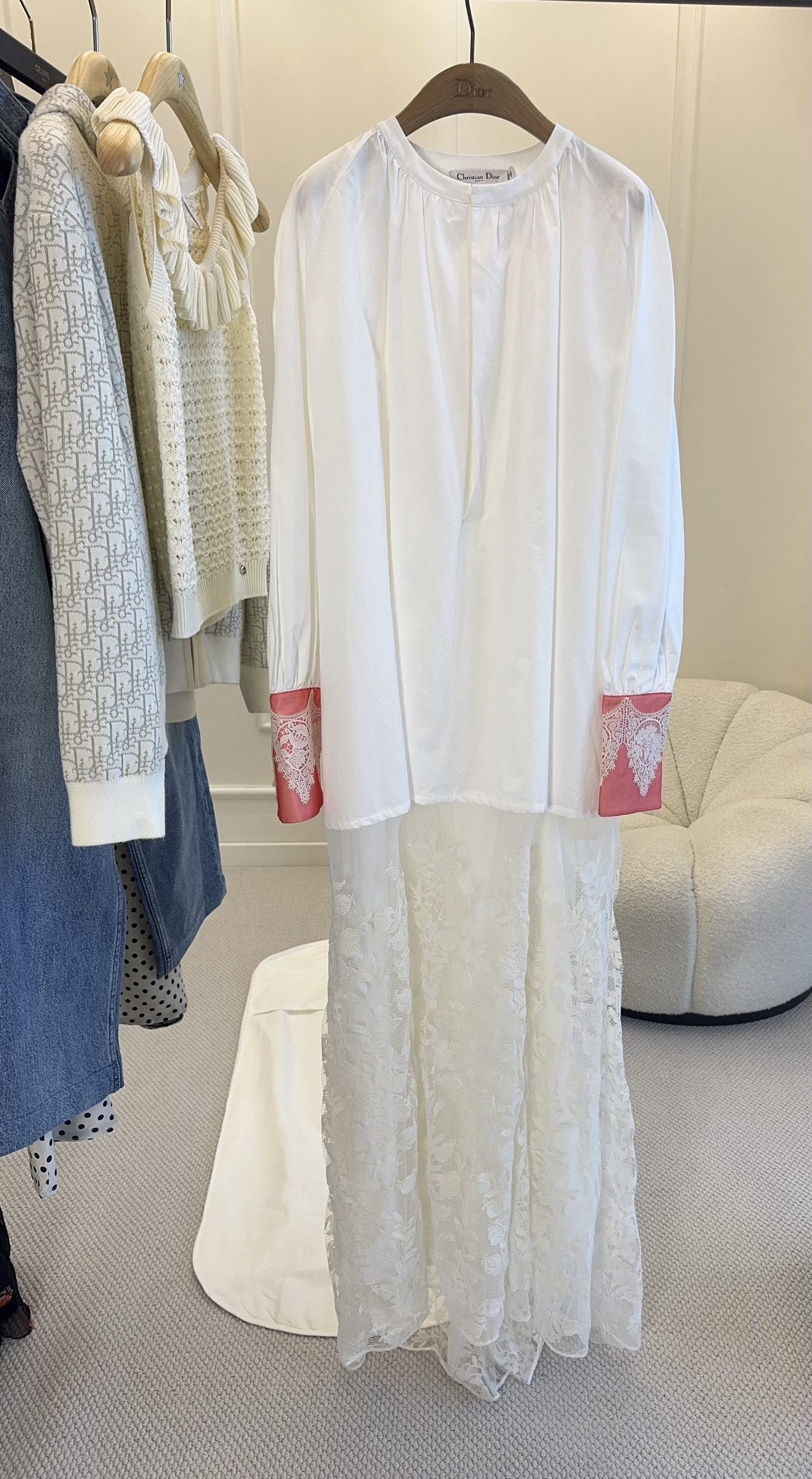 NO:876061,Dior 2026 new shirt spliced ​​lace long skirt, loose lantern sleeves, red and white embroidery splicing on the cuffs with a sense of detail. The hem is imported to create exquisite three-dimensional lace, the overall looseness does not pick up the body shape, paired with a belt to modify the figure and enhance the level. Elegant retro style, can be easily controlled in daily or formal occasions, exquisite and practical!  ,,dior,skirts,shirts,19860909Dior 2026新款衬衫拼接蕾丝长裙,宽松灯笼袖,袖口红白刺绣拼接超有细节感.下摆进口打造精致立体蕾丝,整体宽松不挑身形,搭配一条腰带修饰身形又提升层次.优雅复古风,日常或正式场合都能轻松驾驭,精致又实用！,,dior,skirts,shirts,,Women's clothing