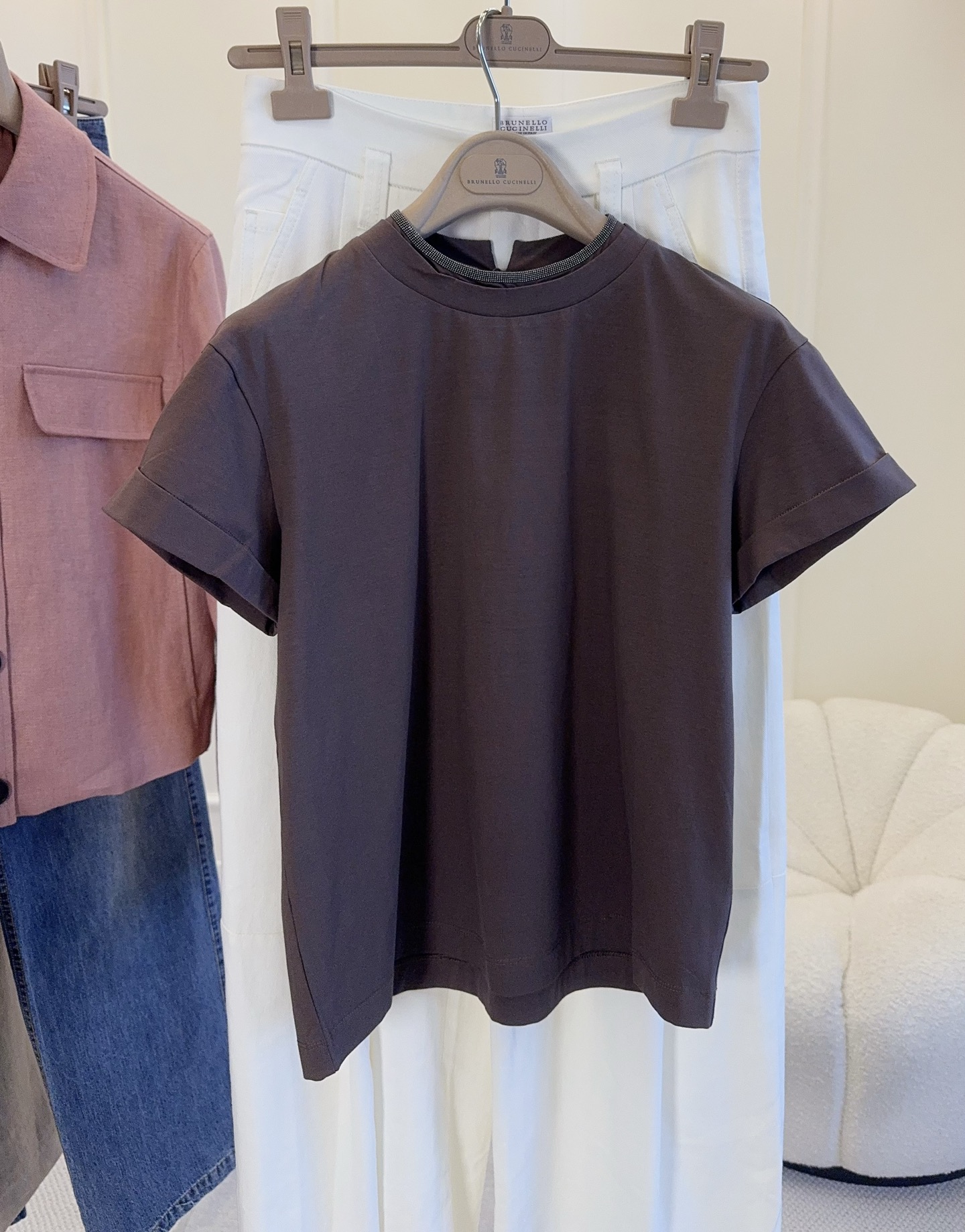 NO:876108,bc2026xink dark brown right shoulder short-sleeved T-shirt, made of pure cotton fabric, breathable and comfortable, perfect for summer!  The brand's iconic bead embroidery on the collar, the round neck design is simple and elegant, the shoulder line is cut to modify the shoulder line, and the dark brown color is versatile, regardless of skin color, and can be easily worn for commuting, shopping, and leisure. Pair it with a white skirt or light-colored trousers, it is fresh and natural, and you can easily get a simple summer style!  ,,skirts,T-shirt,tees,t-shirt,19860909bc2026xink深棕色正肩短袖T恤,采用纯棉面料,透气又舒适,夏天穿超合适！领子品牌标志性珠绣,圆领设计简约大方,正肩剪裁修饰肩部线条,深棕色百搭不挑肤色,通勤、逛街、休闲都能轻松驾驭.搭配白色半裙或浅色裤装,清新自然,轻松get夏日简约风穿搭！,,skirts,T-shirt,tees，t-shirt,,Women's clothing