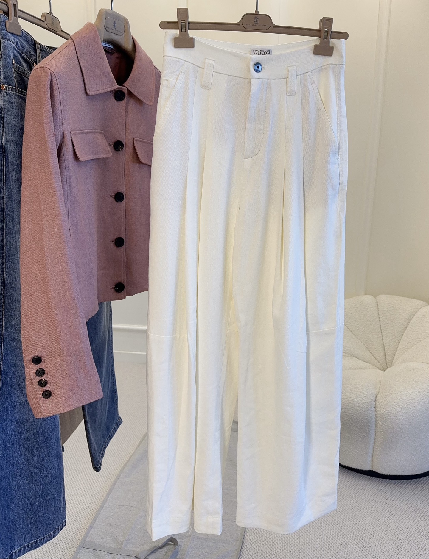 NO:876152,Brunello Cucinelli 2026 new white wide-leg pants, wool + cotton blend, soft and breathable, super comfortable to wear!  The high-waisted wide-leg design + drapey feeling makes the legs longer and flatters the body shape, easily creating an 'old money style' high-end look. Paired with a knitted cardigan or a linen shirt, it is suitable for daily commuting, simple and elegant, and full of temperament!  ,,brunello cucinelli,shirts,19860909Brunello Cucinelli2026新款白色阔腿裤,羊毛+棉混纺,柔软又透气,穿着超舒适！高腰阔腿设计+垂坠感,显腿长还修饰身形,轻松打造“老钱风”高级感.搭配针织开衫或亚麻衬衫,通勤日常都很适合,简约优雅,气质满分！,,brunello cucinelli,shirts,,Women's clothing