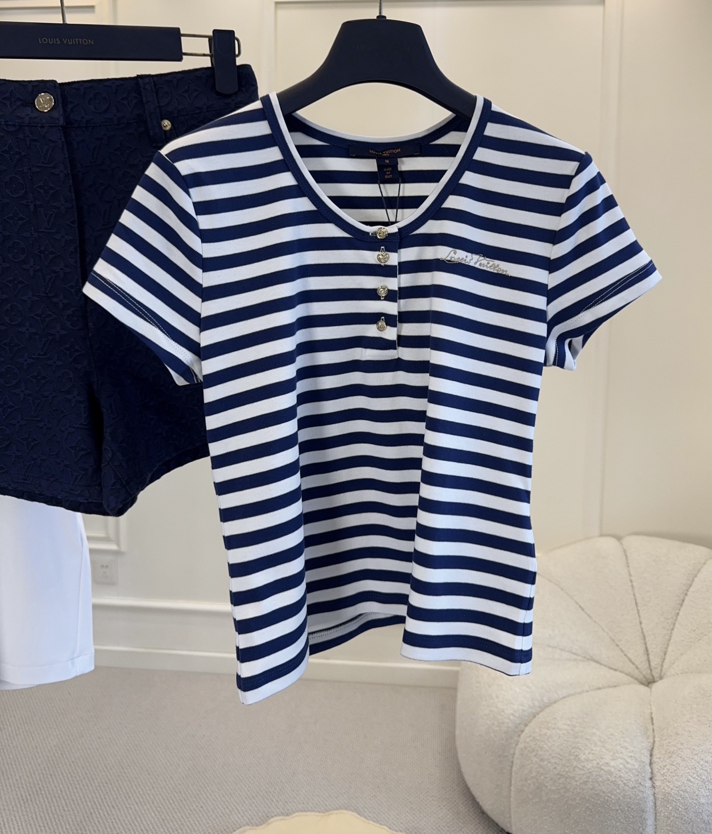 NO:877263,LV2026 new nautical striped short-sleeve, classic blue and white stripes, deep sea blue + cloud white color, slightly glowing in the sun. High-count cotton fabric, soft, skin-friendly and breathable, super comfortable to wear in summer!  The U-shaped neckline + metal buckle, the handwritten embroidery on the chest is very recognizable, and the short version has a high waistline. It looks French navy style when worn with jeans or skirts ~ The stripes are made of yarn-dyed craftsmanship, and the texture is perfect!  ,,louis vuitton,skirts,jeans,T-shirt,19860909LV2026新款航海条纹短袖,经典蓝白条纹,深海蓝+云朵白配色,阳光下微微泛光.高支棉面料,柔软亲肤又透气,夏天穿超舒服！U型领口+金属扣,胸口手写刺绣超有辨识度,短款版型拉高腰线,搭牛仔裤或半裙都很法式海军风～条纹是色织工艺,质感满分！,,louis vuitton,skirts,jeans,T-shirt,,Women's clothing