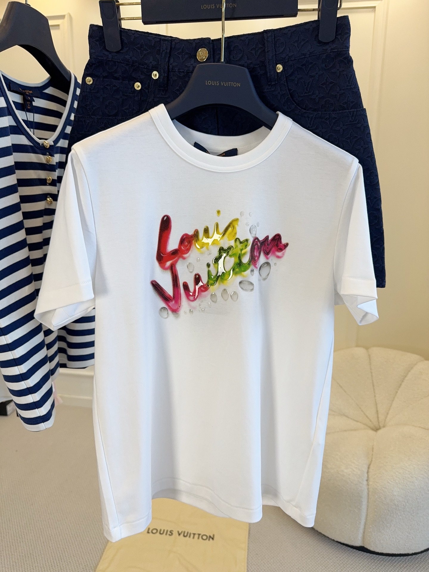 NO:877271,LV2026 new gradient letter printed T-shirt, white base + liquid color ink logo, red, yellow and green contrasting colors are super eye-catching, and water drop details are full of artistic feeling. The pure cotton material is soft and breathable, and the loose fit is super comfortable. It can be paired with jeans or shorts every day, and you can easily get street fashion style!  ,,louis vuitton,shorts,jeans,tees,t-shirt,19860909LV2026新款渐变字母印花T恤,白色底+液态彩墨Logo,红黄绿撞色超吸睛,水滴细节满满艺术感.纯棉材质柔软透气,宽松版型超舒适,日常搭配牛仔裤或短裤都很OK,轻松get街头时髦风！,,louis vuitton,shorts,jeans,tees，t-shirt,,Women's clothing