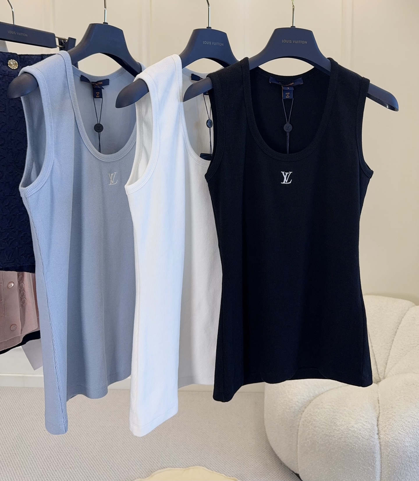 NO:877316,LV 2026 new ribbed knitted vest, available in three colors, ribbed knitted fabric, soft, skin-friendly and breathable, super comfortable to wear in summer!  The U-neck sleeveless design is simple and slim, and the LV embroidery on the chest is very recognizable. The light blue tone is fresh and white, and the black and white are classic and versatile. They look great with high-waisted pants or skirts. They can be easily used for daily outings, vacations, and sports. They are comfortable and fashionable!  ,,louis vuitton,skirts,19860909LV 2026新款螺纹针织背心,三色可选,罗纹针织面料,柔软亲肤又透气,夏天穿超舒服！U领无袖设计,简约修身,胸前LV刺绣超有辨识度.浅蓝色调清新显白,黑色白色经典百搭,搭高腰裤或裙装都很出彩,日常出街、度假、运动都能轻松驾驭,舒适又时髦！,,louis vuitton,skirts,,Women's clothing