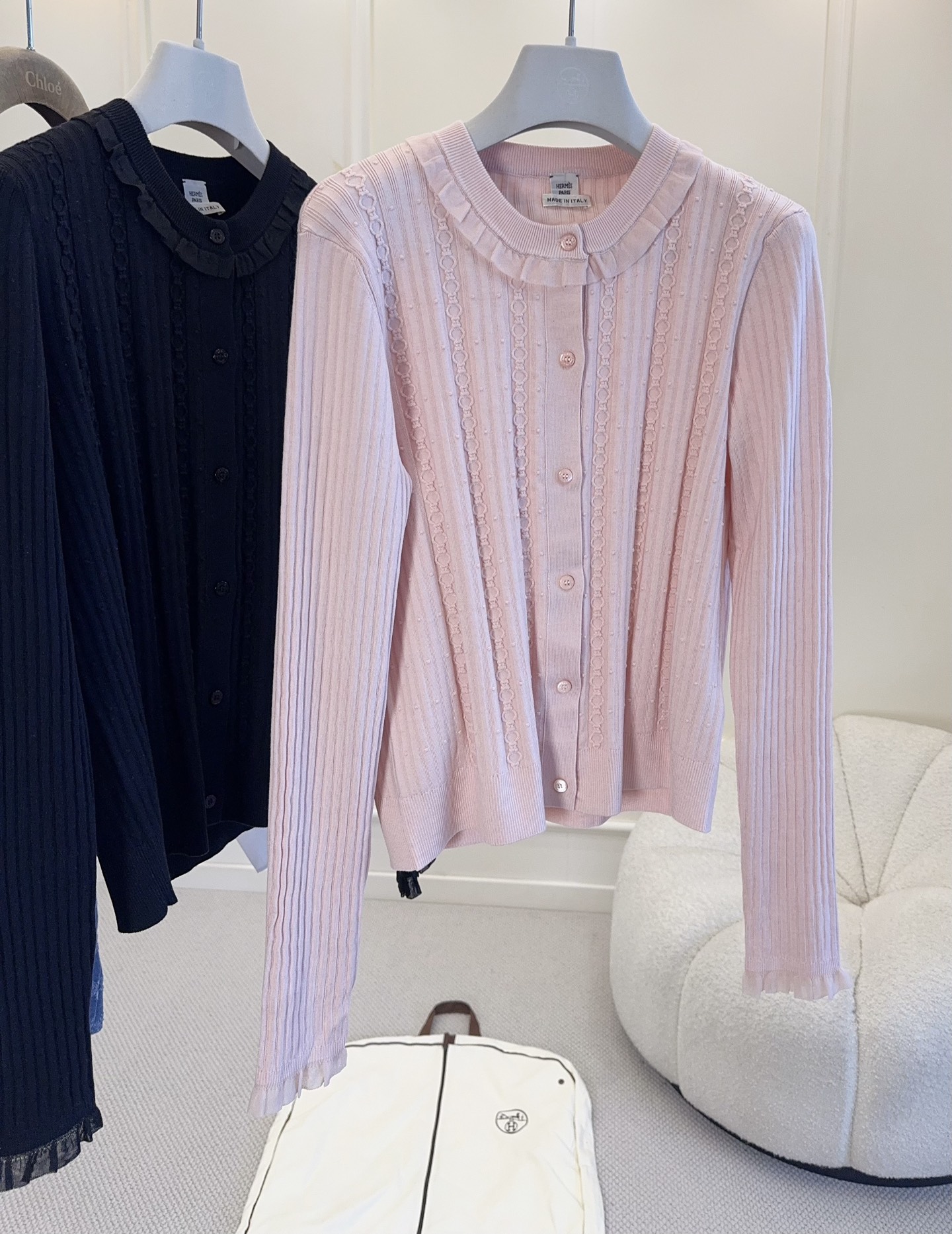 NO:877296,Hermes 2026 new knitted cardigan, silk and cotton blend, feels delicate and warm. Round neck + button design, exquisite lace on the cuffs and hem, full of details. The front three-dimensional texture, full of layering, looks great with jeans or skirts. Fitted version, comfortable and not tight, cherry blossom pink can easily create an elegant girly look.,,hermes,skirts,jeans,19860909Hermes2026新款针织开衫,丝棉混纺,触感细腻又保暖.圆领+纽扣设计,袖口和下摆有精致花边,细节满分.正面立体肌理,层次感十足,配牛仔裤或裙装都很出彩.合体版型,舒适不紧绷,樱花粉轻松打造优雅少女感look.,,hermes,skirts,jeans,,Women's clothing