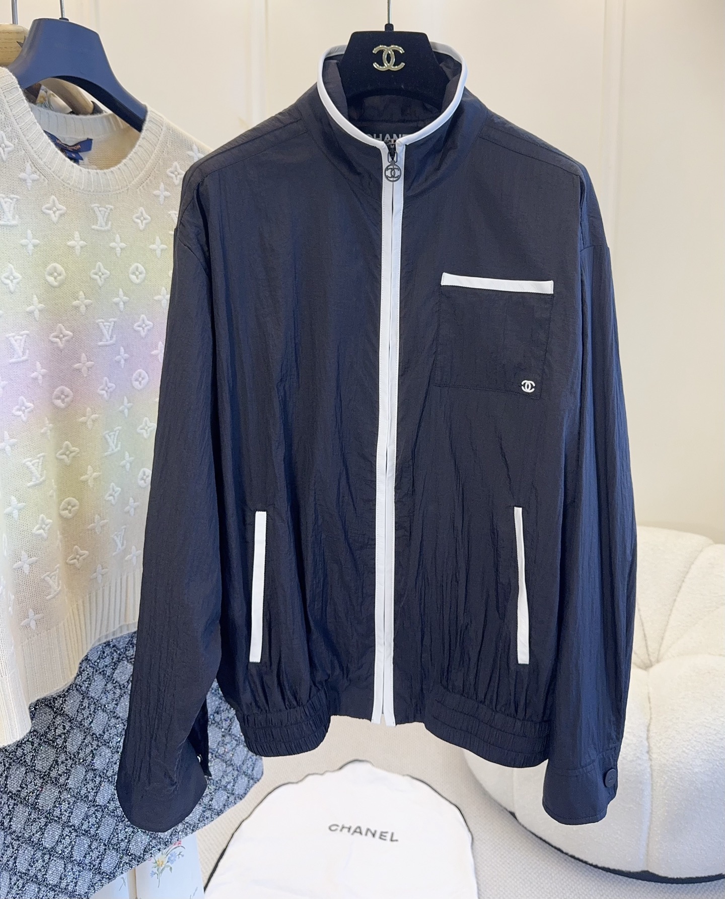 NO:878209,Chanel 2026 new beach series sun protection jacket, black main tone + white contrast color, simple and recognizable. Light and breathable fabric, super comfortable to wear in summer, zipper + stand-up collar design is practical and fashionable. The small logo on the chest is super exquisite, the sheepskin edging is super exquisite, the version is very loose, suitable for all kinds of body types. It can be easily controlled for daily commuting and vacation. Pair it with shorts or casual pants of the same series, and you can easily get summer sports style!  ,,chanel,shorts,jackets & coats,sheepskin,19860909Chanel 2026新款沙滩系列防晒外套,黑色主调+白色撞色,简约又有辨识度.轻薄透气面料,夏天穿超舒服,拉链+立领设计实用又时髦.胸前小Logo超精致,羊皮包边超精致,版型很宽松,适合各种身材.日常通勤、度假都能轻松驾驭,搭配同系列短裤或休闲裤,轻松get夏日运动风穿搭！,,chanel,shorts,jackets & coats,sheepskin,,Women's clothing