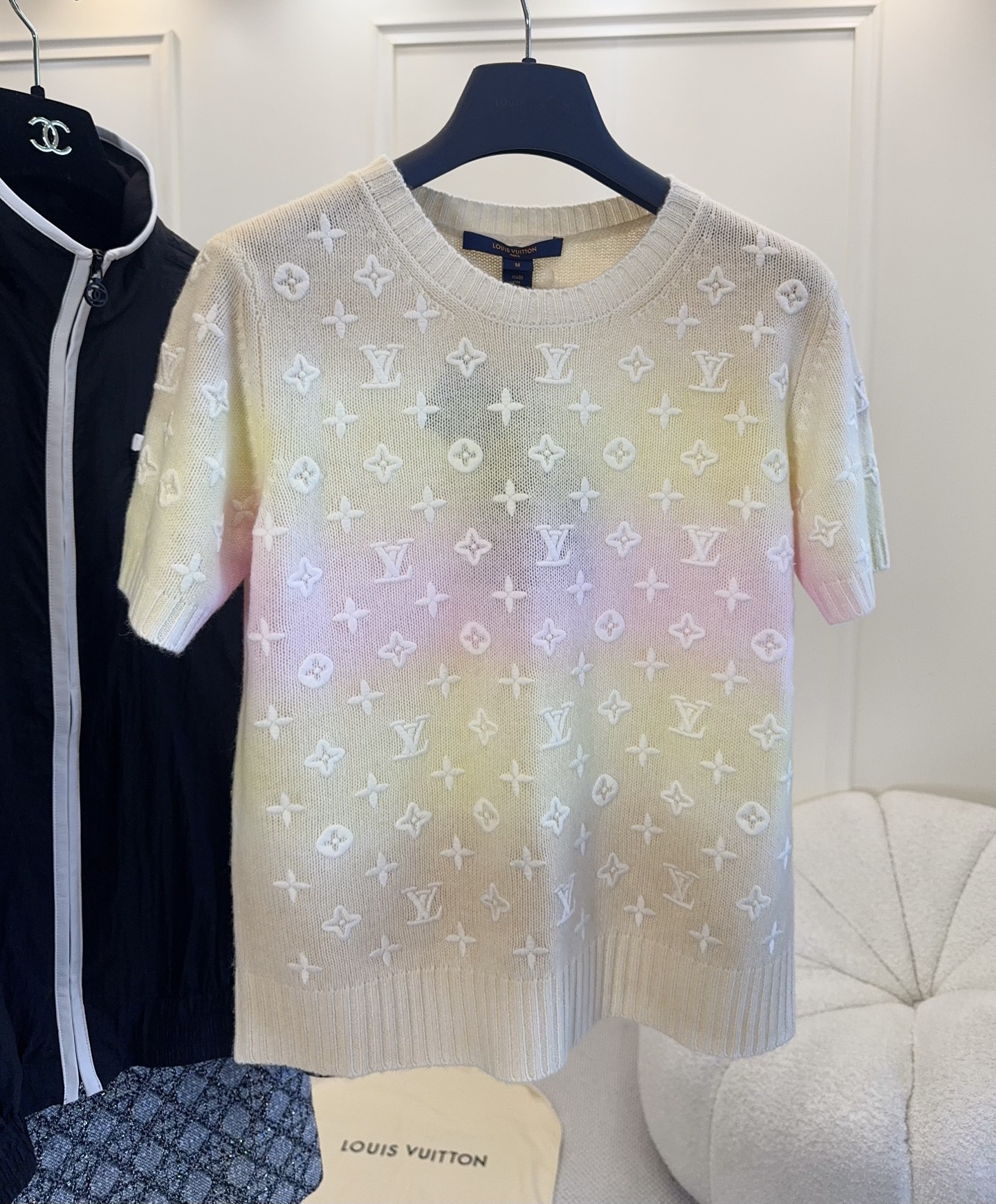 NO:878217,LV2026 new limited edition gradient knitted short-sleeve, with nude pink, goose yellow and milky white gradient dyeing, with classic presbyopia relief, low-key and recognizable. It can be easily used in daily life or on vacation. The gradient color matching is inspired by the summer color palette, which is energetic and gentle. Paired with knitted pants or skirts of the same color, you can easily get the style of a wealthy family. It is the highlight of spring and summer wear.,, louis vuitton, skirts, T-shirt,19860909LV2026新款限量渐变针织短袖,裸粉、鹅黄、奶白渐变晕染,搭配经典老花浮雕,低调又有辨识度.日常或度假都能轻松驾驭.渐变配色灵感来自夏日调色盘,元气又温柔,搭配同色系针织裤或裙装,轻松get富家千金风,是春夏穿搭亮点单品.,,louis vuitton,skirts,T-shirt,,Women's clothing