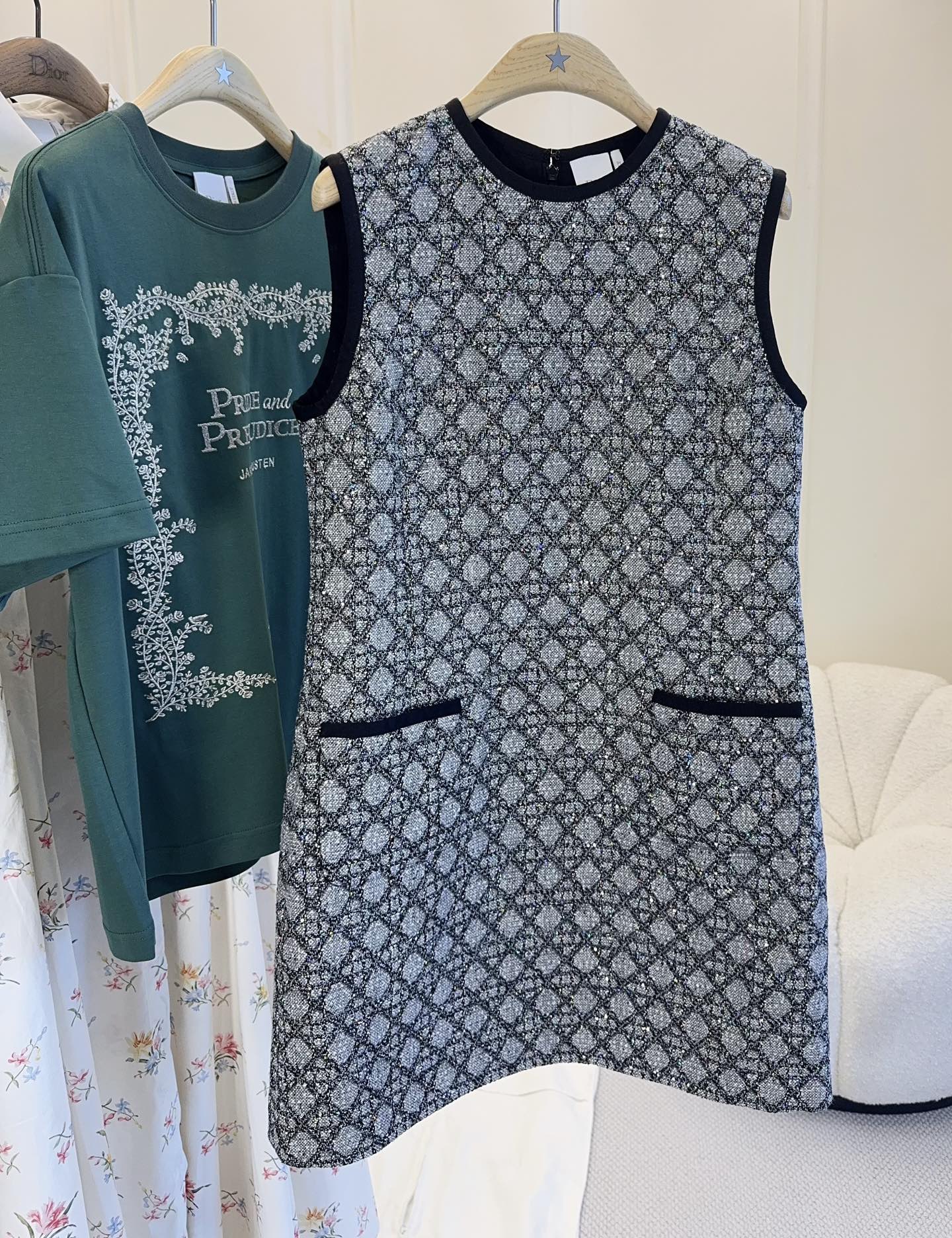NO:878221,Dior 2026 new cannage pattern sleeveless dress, custom-made silver-gray rhombus, fabric with fine sequins, silver-gray tone is very high-end, classic cannage pattern + black piping, simple and elegant, A-line version is slim, easy to wear in daily or formal occasions. The sleeveless design looks good alone and layered, paired with high heels or clutch bag, perfect temperament!  ,,dior,high heels,handbag,skirts,19860909Dior 2026新款藤格纹无袖连衣裙,定制银灰色菱格,面料带细闪亮片,银灰色调很高级,经典藤格纹+黑色滚边,简约优雅,A字版型显瘦,日常或正式场合都能轻松驾驭.无袖设计单穿叠穿都好看,搭配高跟鞋或手拿包,气质满分！,,dior,high heels,handbag,skirts,,Women's clothing