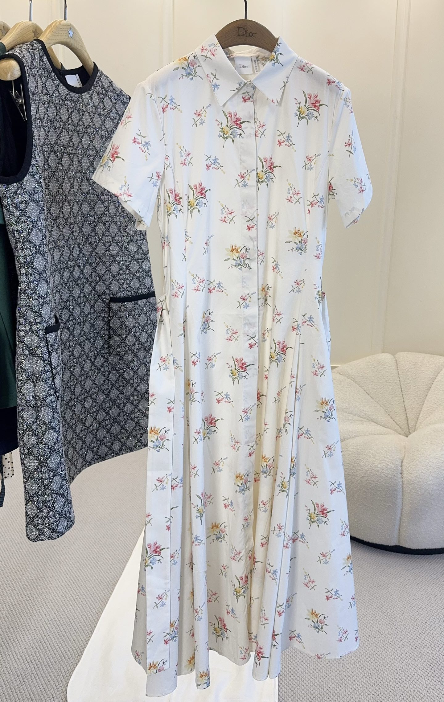NO:878211,Dior 2026 new floral print dress, white base with colorful florals, fresh and elegant. Short-sleeved lapel + waist bow design, modify the body shape, showing feminine temperament. The fabric is light and breathable, super comfortable to wear in spring and summer, suitable for daily life or vacation. Dior classic floral elements, romantic and advanced!  ,,dior,skirts,T-shirt,19860909Dior 2026新款花卉印花连衣裙,白色底配多彩碎花,清新优雅.短袖翻领+收腰蝴蝶结设计,修饰身形,展现女性柔美气质.面料轻盈透气,春夏穿着超舒适,无论日常还是度假都很适合.Dior经典花卉元素,浪漫高级！,,dior,skirts,T-shirt,,Women's clothing