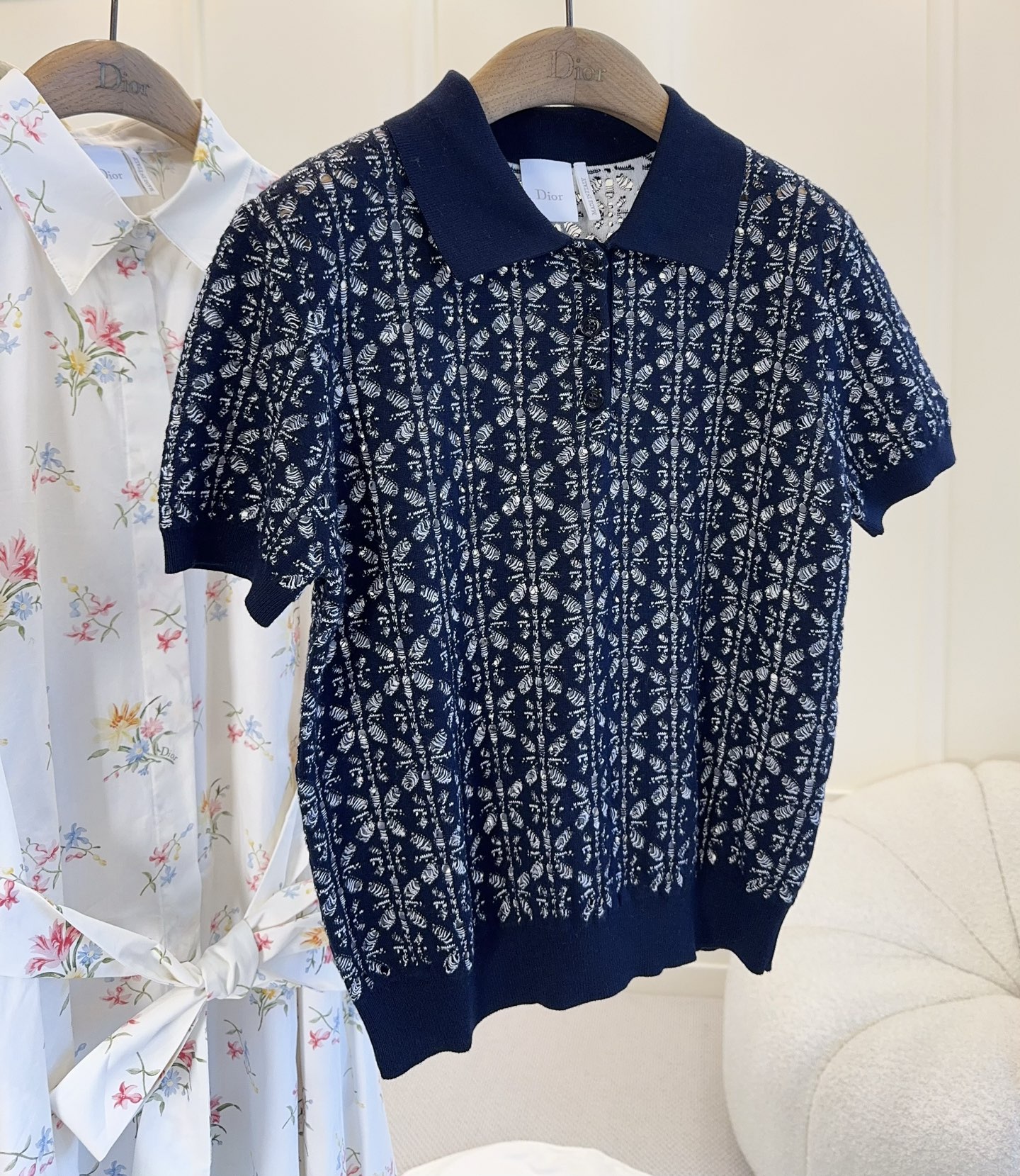 NO:878213,Dior's 2026 new navy blue jacquard Polo shirt is made of cotton, which is soft, skin-friendly and breathable, making it super comfortable to wear in summer!  The hollow pattern design is retro and elegant, with full details. The classic lapel + short sleeves can be easily used for daily commuting or leisure. The waist cut modifies the figure, has both temperament and comfort, and is a practical and fashionable must-have item!  ,,dior,T-shirt,19860909Dior2026新款藏青色提花Polo衫,采用棉,柔软亲肤又透气,夏天穿超舒服！镂空花纹设计,复古又优雅,细节满分.经典翻领+短袖,日常通勤或休闲都能轻松驾驭.收腰剪裁修饰身形,气质与舒适兼备,是实用又时髦的必备单品！,,dior,T-shirt,,Women's clothing