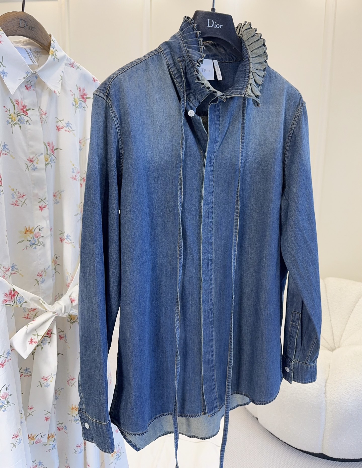 NO:878517,Dior 2026 early autumn new denim shirt, dark blue denim, soft texture, neckline tie + pleat details, elegant and fashionable, loose cut, neat cuffs and hem, can be easily worn in daily or light formal occasions. Denim is wear-resistant and easy to care for, and it looks great with trousers or skirts, easily creating a high-end casual style.,, dior, skirts, shirts,19860909Dior 2026早秋新款牛仔衬衫,深蓝色牛仔布,质地柔软,领口系带+褶皱细节,优雅又时髦,剪裁宽松,袖口和下摆都很利落,日常或轻正式场合都能轻松驾驭.牛仔布耐磨易打理,搭配裤装或裙装都很出彩,轻松打造高级休闲风.,,dior,skirts,shirts,,Women's clothing