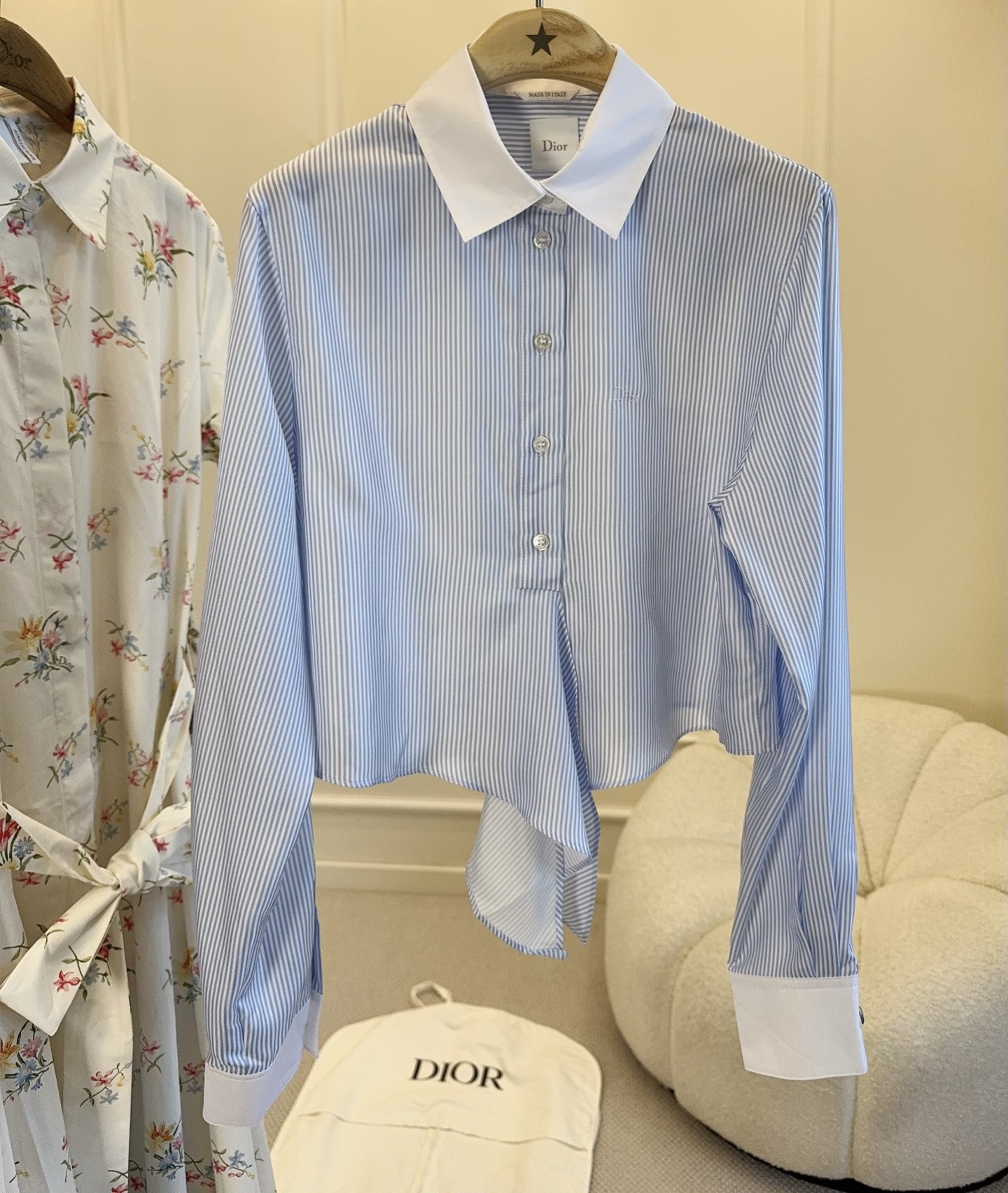 NO:878487,Dior's 2026 new blue and white striped knotted shirt, lightweight and breathable silk, blue and white pinstripes + white turned collar, full of French preppy style. Front button + knotted hem, short waist design, optimized body proportions, low-key brand logo on the chest with super sense of detail. Paired with high-waisted pants or skirts, it is suitable for commuting and dating. It is playful and elegant, and can easily create a high-end look!  ,,dior,skirts,shirts,real silk,19860909Dior2026新款蓝白条纹绑结衬衫,真丝轻薄透气,蓝白细条纹+白色翻领袖口,法式学院风满满.前襟纽扣+下摆绑结,短款露腰设计,优化身材比例,胸口低调品牌标识超有细节感.搭配高腰裤或裙装,通勤约会都很适合,俏皮又优雅,轻松打造高级感look！,,dior,skirts,shirts,real silk,,Women's clothing