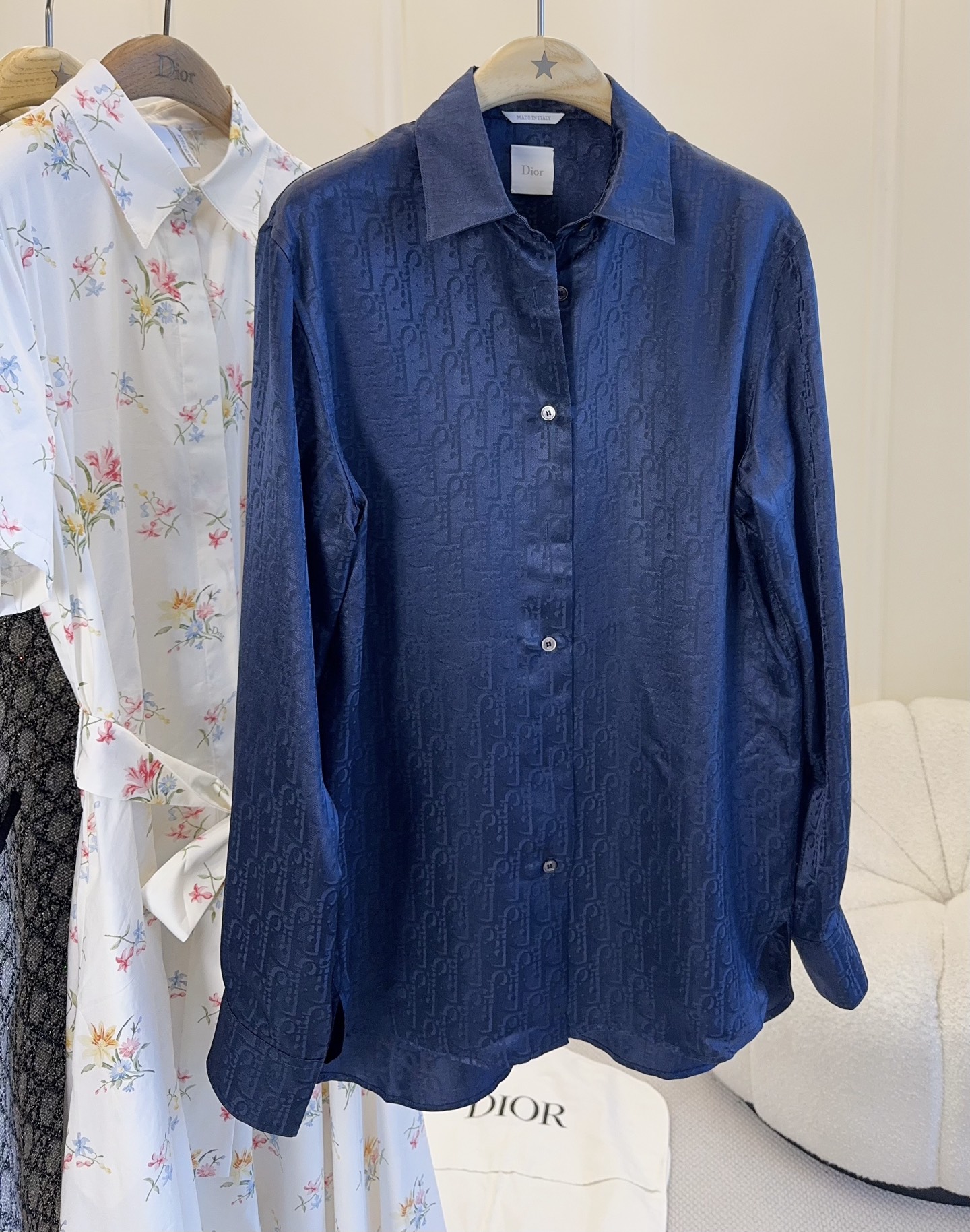 NO:878511,Dior2026 new early autumn jacquard silk shirt, made of 100^ mulberry silk, feels smooth and skin-friendly, and is super comfortable to wear. Dark blue with classic 'CD' jacquard, low-key and recognizable, full of artistic sense. Lapel + button design, retro and elegant, great to wear alone or layered in spring and autumn. Loose tailoring, strong tolerance, can be easily used for commuting and parties, it is a practical and fashionable high-end item!  ,,dior,shirts,real silk,19860909Dior2026早秋新款提花真丝衬衫,100^桑蚕丝材质,触感柔滑亲肤,穿着超舒适.深蓝色搭配经典“CD”提花,低调又有辨识度,艺术感满满.翻领+排扣设计,复古优雅,春秋单穿或叠搭都很出彩.宽松剪裁,包容性强,通勤、聚会都能轻松驾驭,是实用又时髦的高端单品！,,dior,shirts,real silk,,Women's clothing