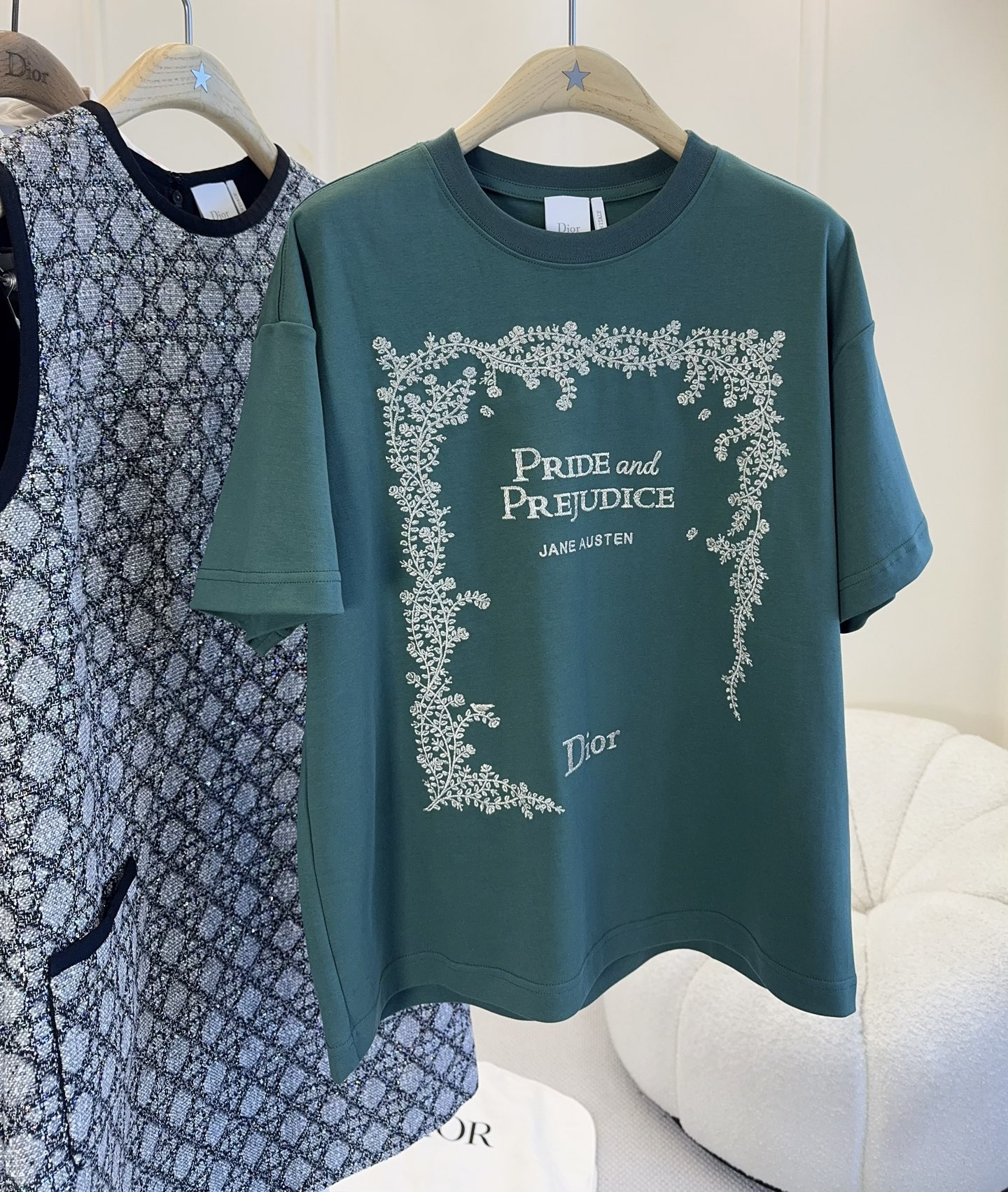 NO:878508,Dior 2026 early autumn new embroidered T-shirt, dark green pure cotton, soft and comfortable, embroidered with 'Pride and Prejudice' theme pattern on the front, with exquisite floral border, full of literary and artistic feeling. Loose fit, easy to control in daily life or vacation, full of French elegant atmosphere!  ,,dior,tees，t-shirt,19860909Dior 2026早秋新款刺绣T恤,墨绿色纯棉,柔软舒适,正面绣有《傲慢与偏见》主题图案,搭配精致花卉边框,文艺感满满.宽松版型,日常或度假都能轻松驾驭,法式优雅氛围感拉满！,,dior,tees，t-shirt,,Women's clothing
