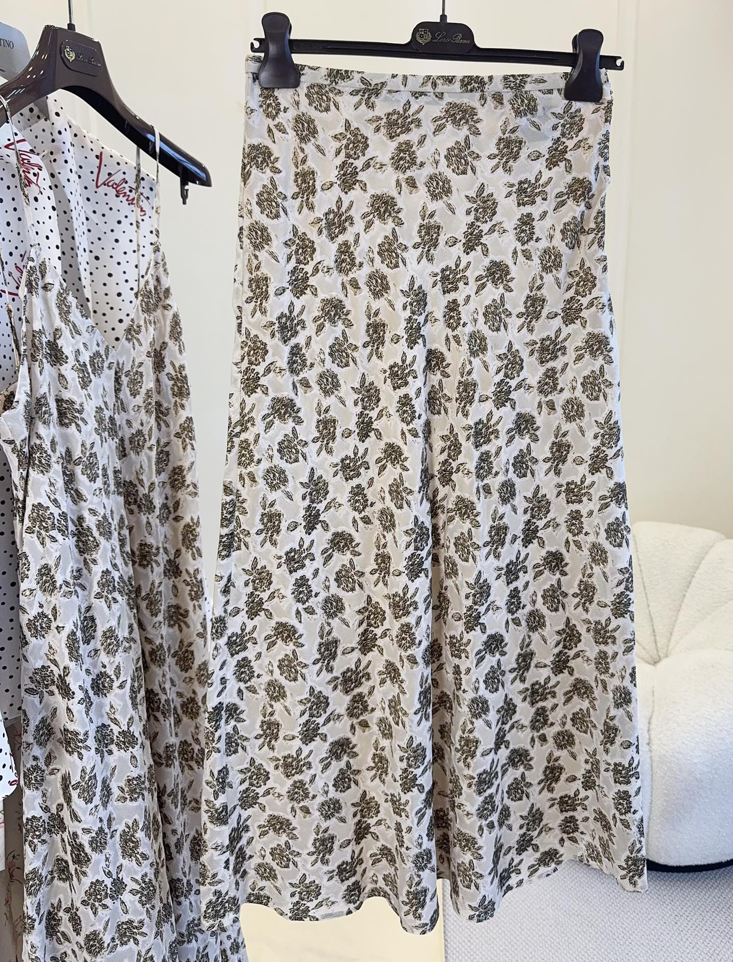 NO:878526,Loro Piana 2026 new mulberry silk floral skirt, mulberry silk material, light and smooth, perfect drape. Low saturation retro floral, beige base with warm brown flowers, elegant and low-key. The bias cutting process fits the body shape, the lines are smooth, the skirt naturally sways when walking, smart and comfortable~ It is very suitable for matching with knitted or plain tops, you can easily control it for commuting and vacation, get a quiet luxury style!  ,,loro piana,skirts,19860909Loro Piana 2026新款桑蚕丝碎花半裙,桑蚕丝材质,轻盈柔滑,垂坠感满分.低饱和复古碎花,米杏色底配暖棕花卉,优雅又低调.斜裁工艺贴合身形,线条流畅,走路裙摆自然摇曳,灵动又舒适～超适合搭配针织或素色上衣,通勤、度假都能轻松驾驭,静奢风get！,,loro piana,skirts,,Women's clothing