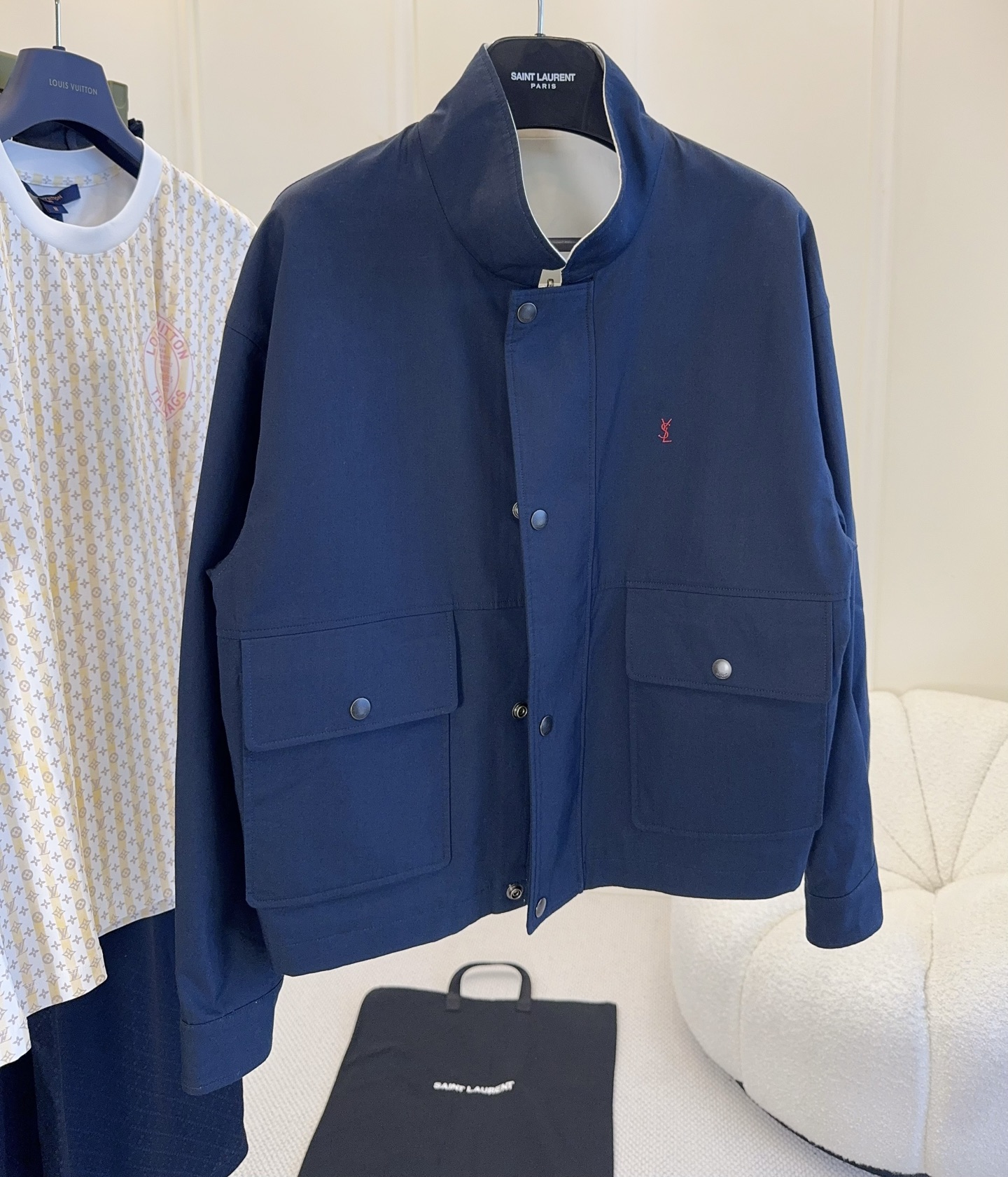 NO:878513,YSL2026 new reversible jacket, navy blue + milk white, two sides, easy to switch styles!  The lapel has an embroidered logo, which is full of details and highly recognizable. The loose fit is suitable for commuting and leisure. The contrasting color design of the cuffs is super stylish, and it looks great with jeans or wide-leg pants!  Wear two clothes in one, practical and fashionable!  ,,saint laurent,jeans,jackets & coats,19860909YSL2026新款双面穿夹克,藏青+奶白两面,轻松切换风格！翻领有刺绣Logo,细节满分,辨识度高.宽松版型,通勤休闲都OK,袖口撞色设计超有型,搭牛仔裤或阔腿裤都很出彩！一衣两穿,实用又时髦！,,saint laurent,jeans,jackets & coats,,Women's clothing