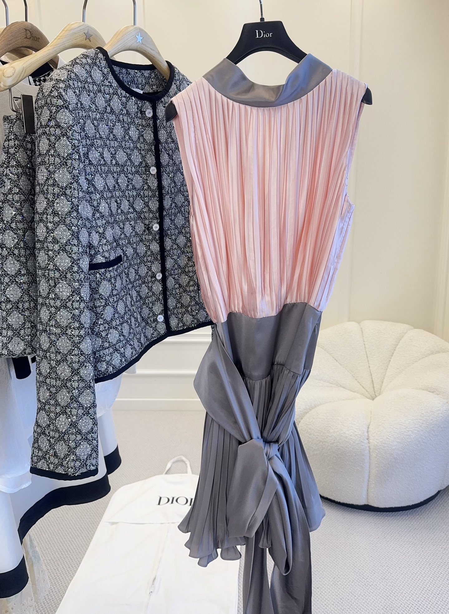 NO:878501,Dior's 2026 new pink and gray splicing dress has a sleeveless design, a pink pleated bodice + a gray layered pleated skirt, which is elegant and layered. Made of silk, it is super comfortable to wear in spring and summer. The gray splicing on the waist highlights the waistline, and the skirt is flexible and elegant. It can be easily controlled in daily or formal occasions. Pair it with simple accessories or high heels to enhance your temperament!  ,,dior,high heels,skirts,real silk,19860909Dior2026新款粉色灰色拼接连衣裙,采用无袖设计,粉色褶皱上身+灰色层叠百褶裙,优雅又有层次感.真丝面料,春夏穿超舒适,腰部灰色拼接凸显腰线,裙摆灵动飘逸,日常或正式场合都能轻松驾驭.搭配简约配饰或高跟鞋,气质直接拉满！,,dior,high heels,skirts,real silk,,Women's clothing