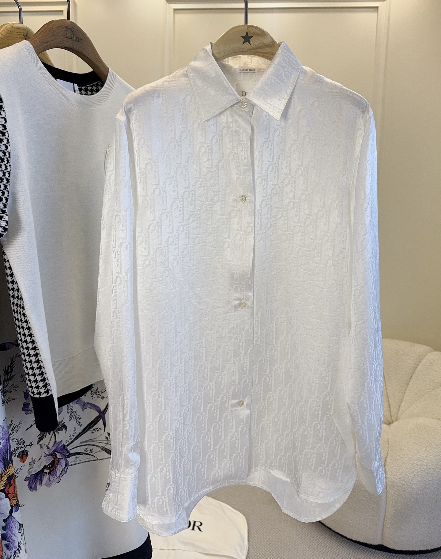 NO:878499,Dior2026 new white silk jacquard shirt, silk jacquard, with exquisite dark patterns on the surface, low-key and high-end. Classic lapel + long sleeve design, single button on the cuff, perfect details!  The loose fit makes it super comfortable to wear in spring and summer. It is breathable and skin-friendly. It is great to wear alone or layered. It can be easily used for commuting, daily life and vacation. It is a practical, fashionable and versatile item!  ,,dior,shirts,real silk,19860909Dior2026新款白色真丝提花衬衫,真丝提花,表面有精致暗纹,低调又高级.经典翻领+长袖设计,袖口单颗纽扣,细节满分！版型宽松,春夏穿超舒适,透气又亲肤,单穿或叠搭都很出彩～通勤、日常、度假都能轻松驾驭,是实用又时髦的百搭单品！,,dior,shirts,real silk,,Women's clothing