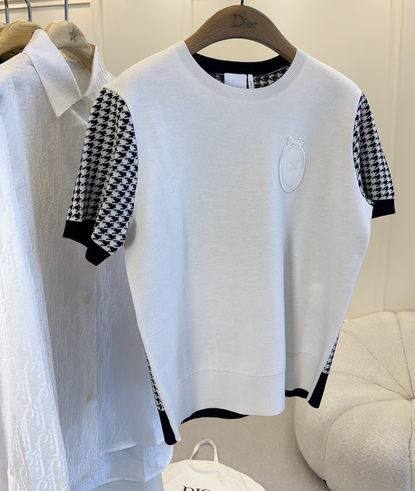 NO:878495,Dior2026 new black and white houndstooth splicing design, classic and fashionable!  Wool blended fabric, soft and comfortable, with houndstooth pattern on the back, sleeves and embroidered badge on the chest, full of details and highly recognizable. Regular cut, suitable for wearing alone or layered, easy to manage for commuting and leisure, fashionable and practical!  ,,dior,19860909Dior2026新款黑白千鸟格拼接设计,经典又时髦！羊毛混纺面料,柔软舒适,背面、袖部千鸟格+胸前刺绣徽章,细节满分,辨识度超高.常规剪裁,单穿或内搭都很OK,通勤休闲都能轻松驾驭,时尚实用两不误！,,dior,,Women's clothing