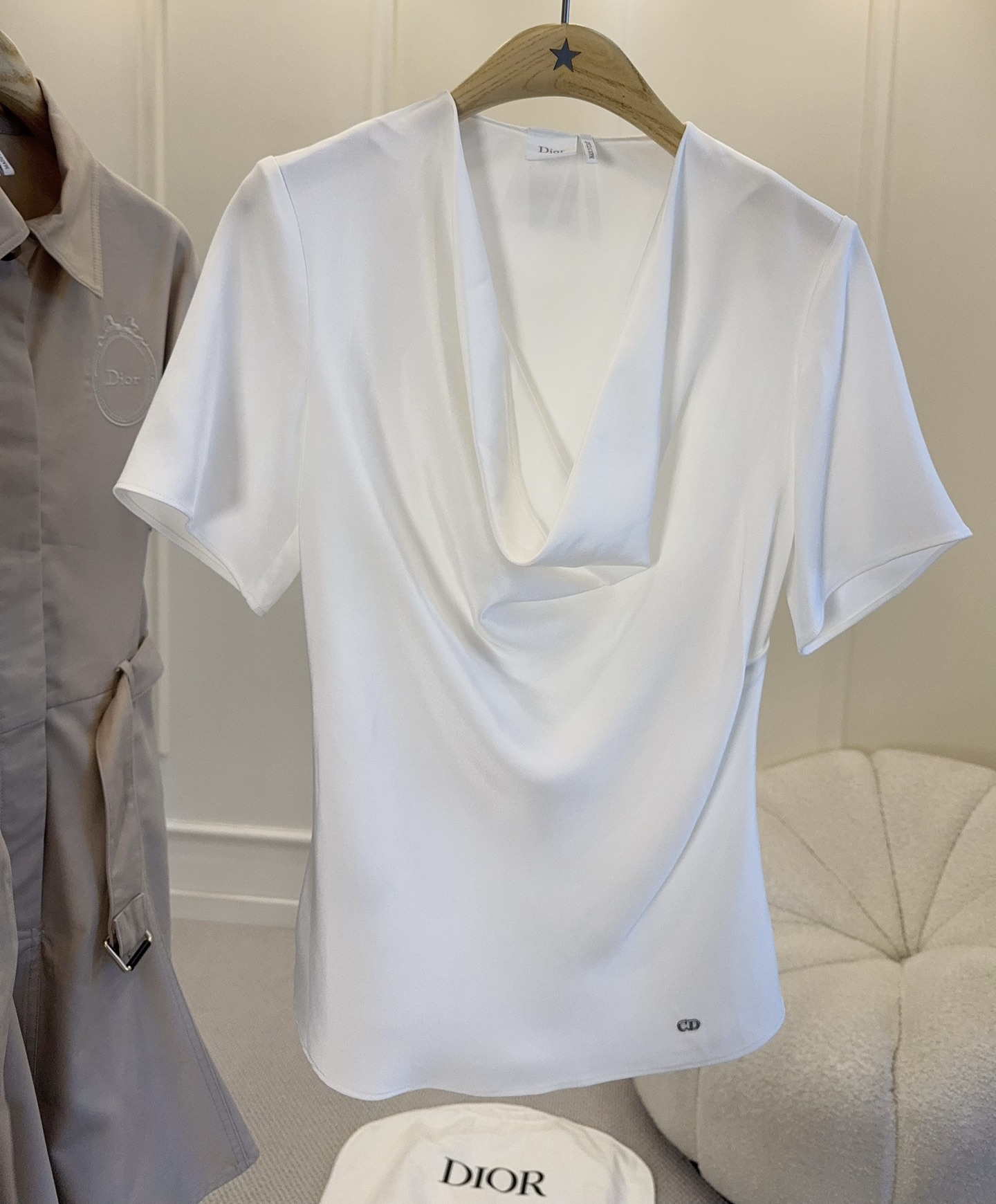 NO:879047,Dior's 2026 new French swing collar white short-sleeved shirt, made of real silk, has a heavy silk texture, feels silky and skin-friendly, has a perfect drape, and is super comfortable to wear in summer!  The V-neck swing collar design modifies the neck line, showing elegance and temperament. The waist cut outlines the body shape, and the slightly loose version covers the flesh and makes you look slimmer. It is suitable for a variety of body types ~ Whether paired with a skirt or suit pants, you can easily switch between gentle or capable styles, and it is OK for commuting, dating, and daily life!  ,,dior,skirts,shirts,T-shirt,business suit,real silk,19860909Dior2026新款法式荡领白色短袖衬衫,真丝,重磅真丝质感,触感丝滑亲肤,垂坠感满分,夏天穿超舒服！V领荡领设计修饰颈部线条,优雅又显气质,收腰剪裁勾勒身形,微宽松版型遮肉显瘦,适合多种身材～无论搭配半裙还是西装裤,都能轻松切换温柔or干练风格,通勤、约会、日常都OK！,,dior,skirts,shirts,T-shirt,business suit,real silk,,Women's clothing
