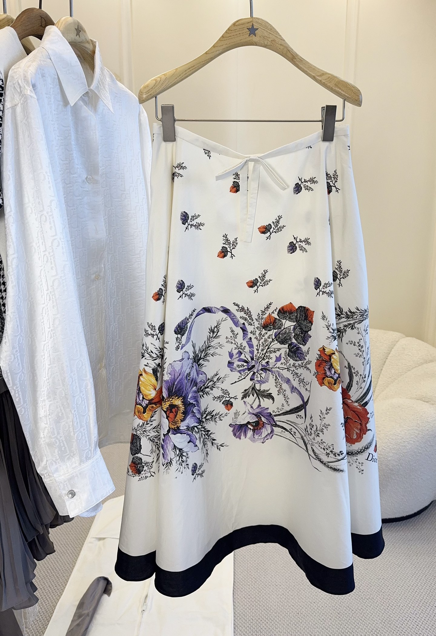 NO:879034,Dior2026 new retro floral skirt, milky white background with poppy print, full of French romantic atmosphere!  A-line skirt + black edges, elegant and proportional. Waist bow design, cotton fabric is breathable, can be easily controlled for commuting, dating, and daily life. It has both retro and modern feel. It is one of the representative items of Dior's early autumn capsule series.,,dior,skirts,19860909Dior2026新款复古花卉半身裙,奶白底色配罂粟花印花,法式浪漫氛围感拉满！A字裙摆+黑色撞边,优雅又显身材比例.腰部蝴蝶结设计,棉质面料透气,通勤、约会、日常都能轻松驾驭,复古与现代感兼具,是Dior早秋胶囊系列的代表单品之一.,,dior,skirts,,Women's clothing