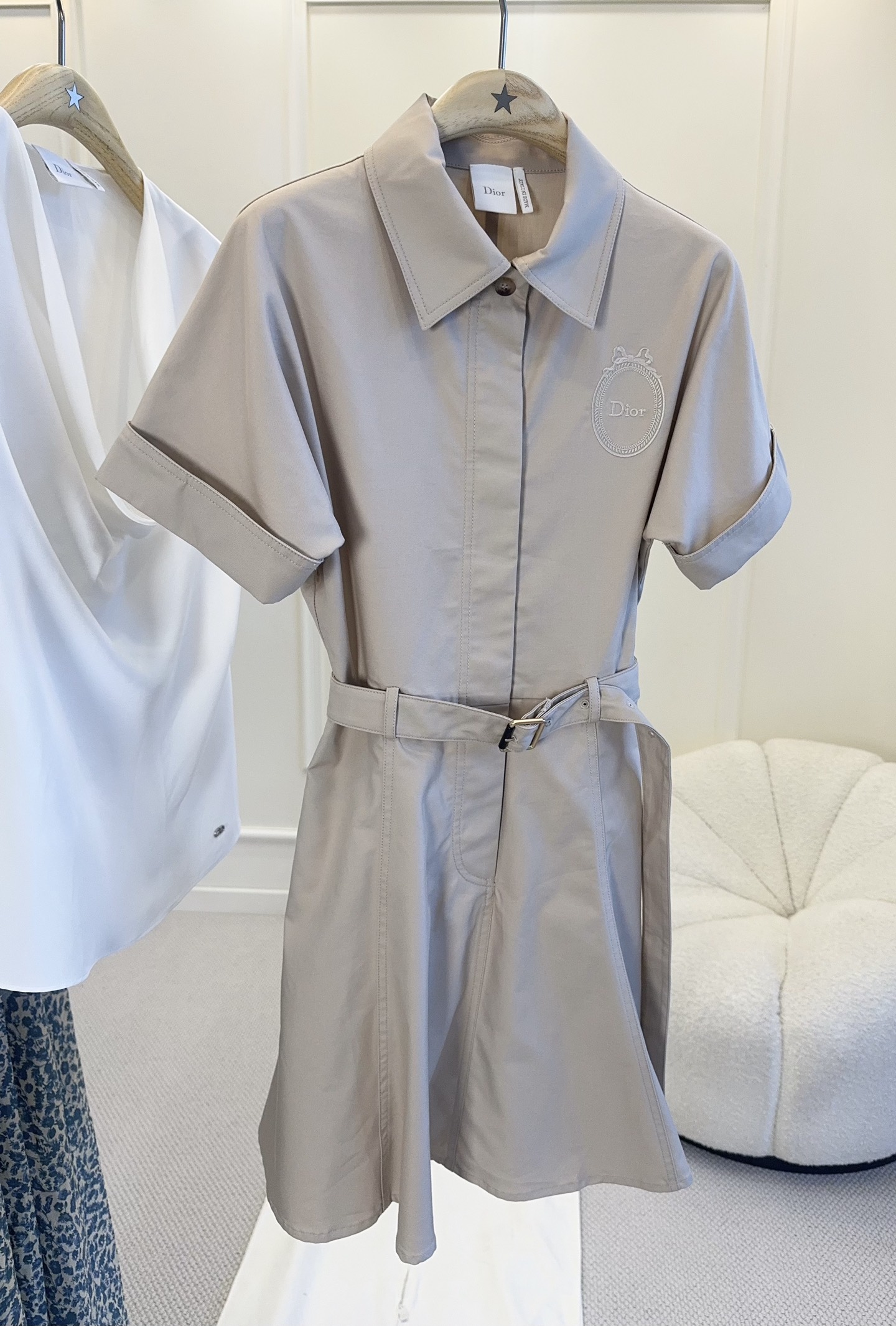NO:879045,Dior2026 new khaki shirt dress, classic lapel + short sleeve design, simple and elegant, a must-have for workplace commuting!  The waist is cut to outline the figure, and the A-line skirt is flexible and elegant. The silk-cotton blend is crisp and stylish, with full texture. The Dior logo on the chest is very recognizable, perfect for sophistication!  ,,dior,skirts,shirts,T-shirt,19860909Dior2026新款卡其色衬衫连衣裙,经典翻领+短袖设计,简约优雅,职场通勤必备！收腰剪裁勾勒身形,A字裙摆灵动又显气质.丝绵混纺挺括有型,质感十足.胸前Dior标志超有辨识度,精致感满分！,,dior,skirts,shirts,T-shirt,,Women's clothing