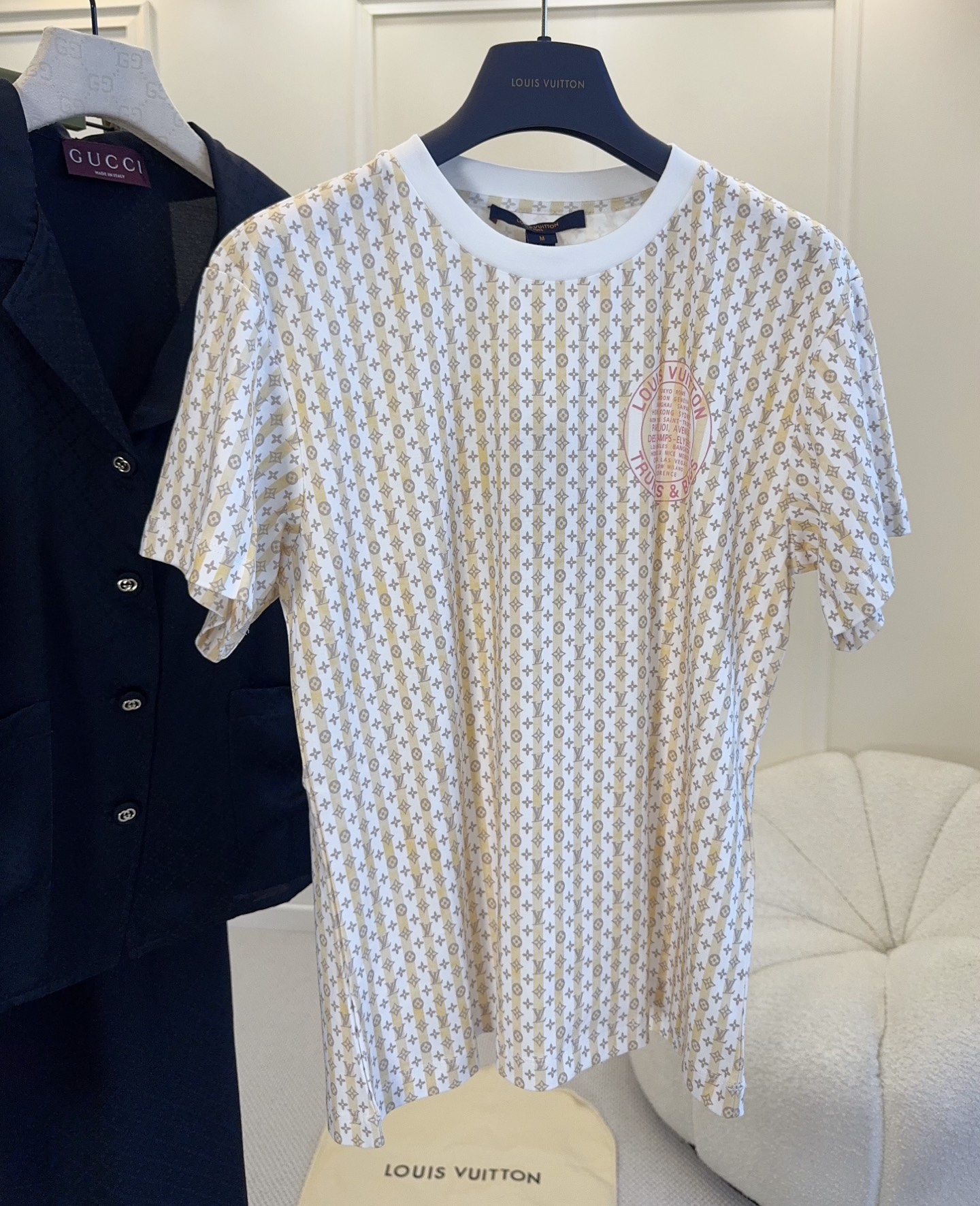 NO:879041,LV 2026 new presbyopia striped T-shirt, yellow and white pinstripes + full printed dark pattern presbyopia, pink circular embroidery on the chest is super recognizable!  Soft cotton material, breathable and skin-friendly, super comfortable to wear in summer. Slim and versatile, it looks great with jeans or skirts, and you can easily get a refreshing and fashionable feeling in summer!  ,,louis vuitton,skirts,jeans,tees,t-shirt,19860909LV 2026新款老花条纹T恤,黄白细条纹+满印暗纹老花,胸口粉色圆形刺绣超有辨识度！柔软棉料,透气亲肤,夏天穿超舒服 显瘦又百搭,随便配牛仔裤or半裙都很出彩,轻松get夏日清爽时髦感！,,louis vuitton,skirts,jeans,tees，t-shirt,,Women's clothing