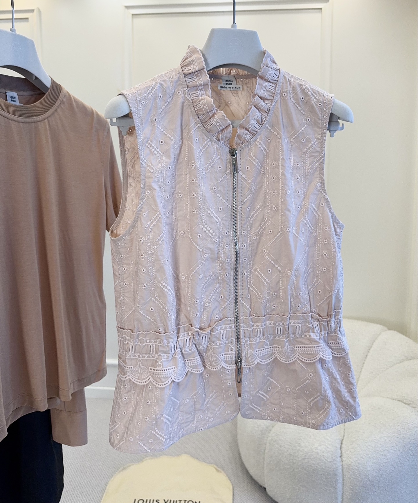 NO:879037,Hermes 2026 new pink hollow embroidered vest is made of pure cotton fabric, light and breathable, super comfortable to wear in spring and summer!  Hollow embroidery + geometric pattern, perfect details, zipper design for easy putting on and taking off, ruffled hem adding softness. Rubber pink is super white, looks elegant when paired with light-colored skirts or trousers, and can be easily worn in daily life or on vacation~,,hermes,skirts,19860909Hermes2026新款粉色镂空刺绣马甲,采用纯棉面料,轻盈透气,春夏穿超舒服！镂空刺绣+几何图案,细节满分,拉链设计方便穿脱,荷叶边下摆增添柔美气质.橡皮粉色超显白,搭配浅色裙装或裤装都很优雅,日常或度假都能轻松驾驭～,,hermes,skirts,,Women's clothing