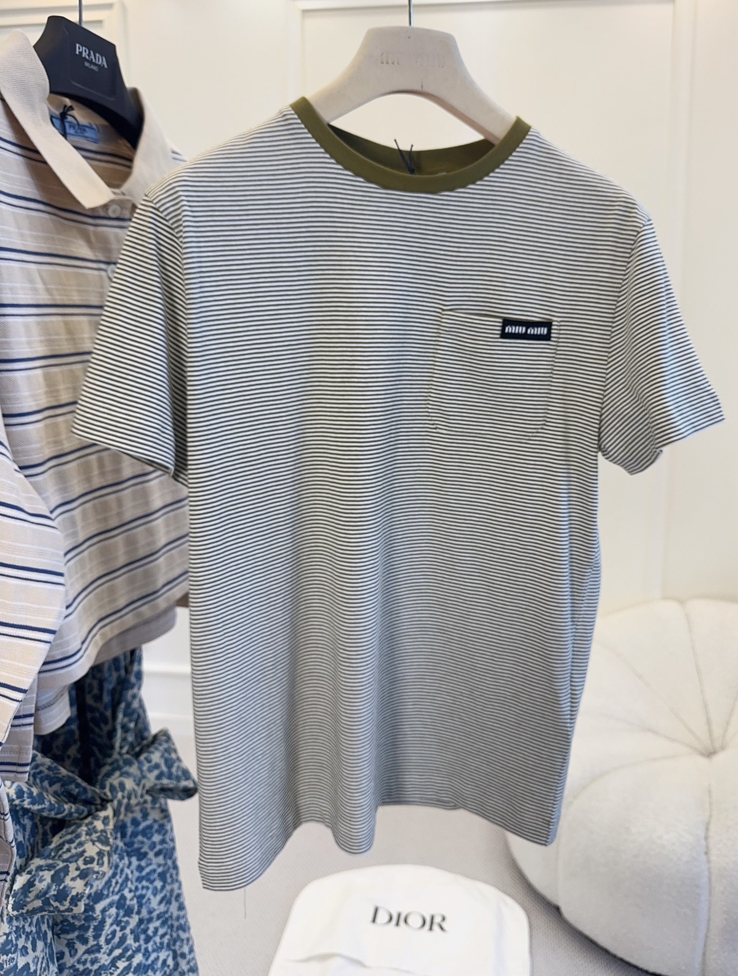 NO:884957,Miu Miu 2026 new olive green striped pocket T-shirt, soft and comfortable, with pinstripes + contrasting collar + small logo on the chest, low-key and recognizable. Loose version, tolerant to a variety of body types, super comfortable to wear in summer!  Pair it with jeans or casual pants, and you can easily get a relaxed feeling~ Suitable for daily leisure and commuting,,miumiu,jeans,tees,t-shirt,19860909Miu Miu2026新款橄榄绿条纹口袋T恤,柔软舒适,细条纹+撞色领口+胸前小Logo,低调又有辨识度.宽松版型,包容多种身材,夏天穿超舒适！搭配牛仔裤或休闲裤,轻松get松弛感穿搭～日常休闲、通勤都很适合哦,,miumiu,jeans,tees，t-shirt,,Women's clothing