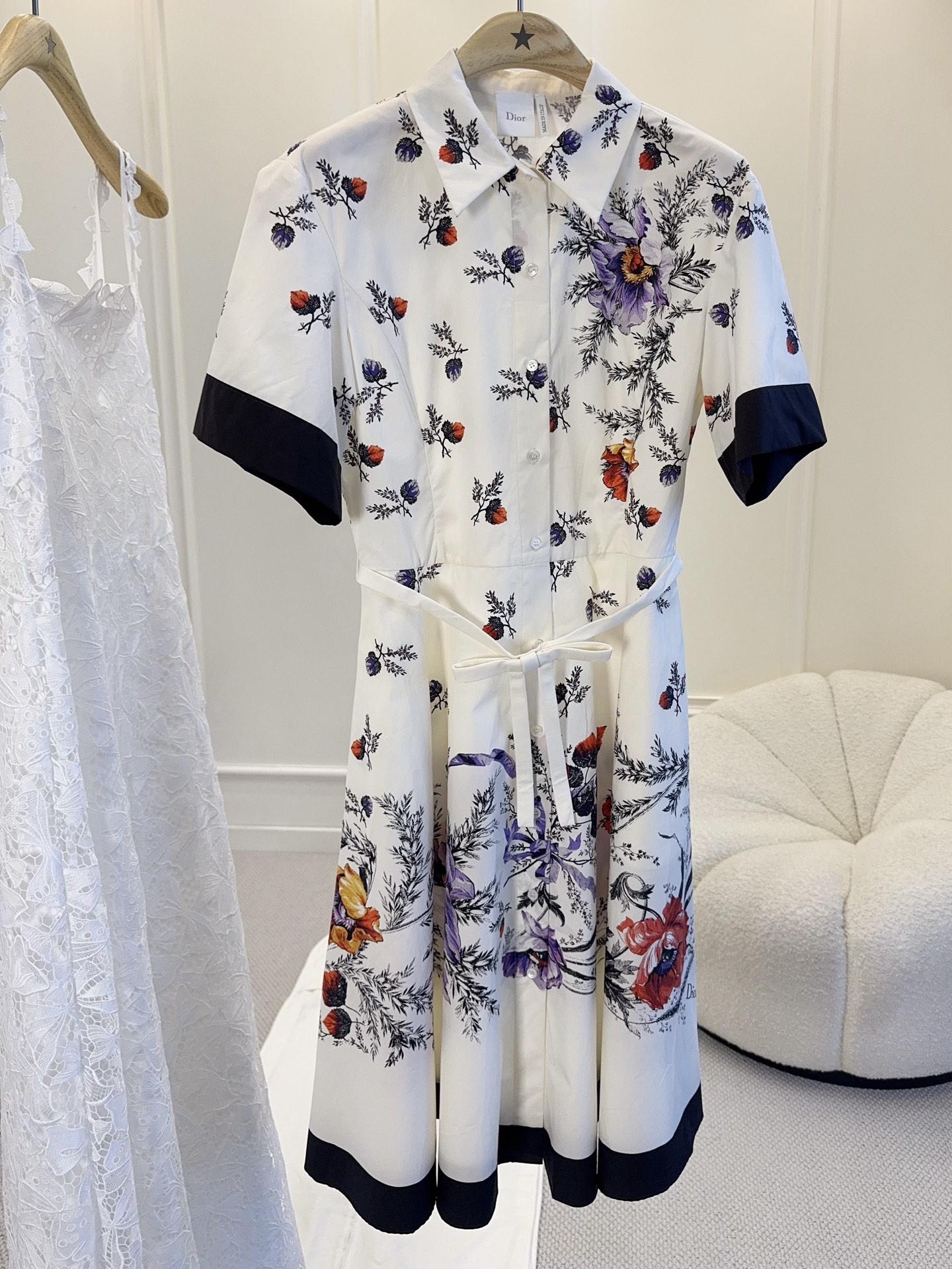 NO:884954,Dior2026 new retro floral shirt dress, milky white bottom with poppy print, full of French romantic atmosphere!  Lapel + black cuffs, exquisite and neat, the same fabric belt outlines the waistline, the A-line skirt is very figure-friendly, and can be easily controlled by pear-shaped sisters. The cotton fabric is breathable and comfortable, suitable for commuting and dating, elegant and practical, it is one of the masterpieces of Dior's classic series!  ,,dior,skirts,shirts,19860909Dior2026新款复古花卉衬衫裙,奶白底配罂粟花印花,法式浪漫氛围感拉满！翻领+黑色袖口,精致利落,同面料腰带勾勒腰线,A字裙摆超显身材友好,梨形姐妹也能轻松驾驭.棉质面料透气舒适,通勤约会都OK,优雅又实用,是Dior经典系列代表作之一！,,dior,skirts,shirts,,Women's clothing