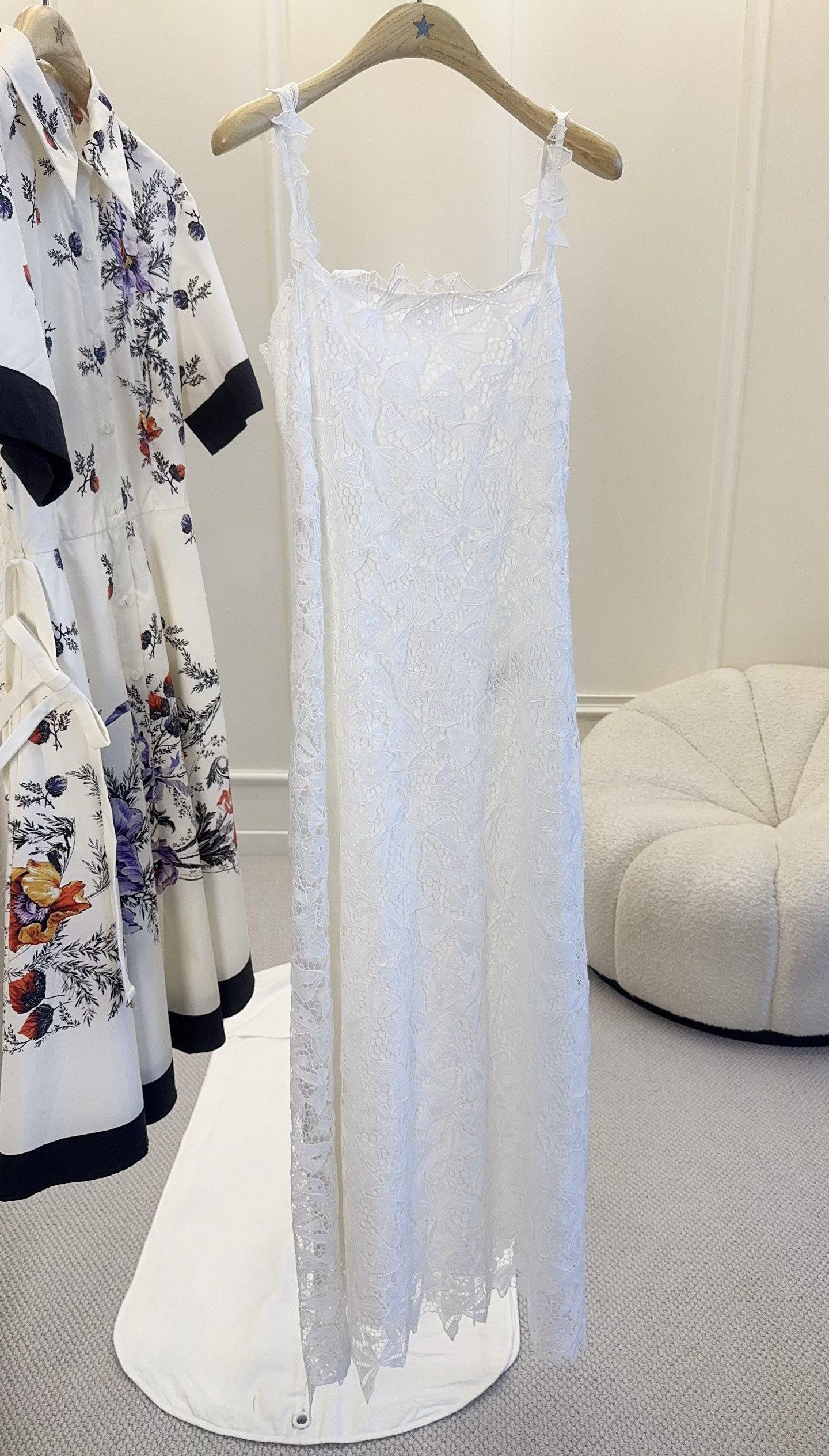 NO:884882,Dior2026 new white lace suspender dress, French elegant style, three-dimensional bow lace embroidery is super exquisite, the suspender + square neck design modifies the shoulder and neck lines, the waist cut shows the body curve, and the skirt has a perfect drape. It is suitable for formal occasions, weddings, banquets or vacation wear. The material is light and breathable, super comfortable to wear in spring and summer, paired with high heels or exquisite accessories, it will directly enhance your temperament!  ,,dior,high heels,skirts,19860909Dior2026新款白色蕾丝吊带连衣裙,法式优雅风,立体蝴蝶结蕾丝刺绣超精致,吊带+方领设计修饰肩颈线条,收腰剪裁显身材曲线,裙摆垂坠感满分,适合正式场合、婚礼、宴会或度假穿搭.材质轻盈透气,春夏穿超舒服,搭配高跟鞋或精致配饰,气质直接拉满！,,dior,high heels,skirts,,Women's clothing
