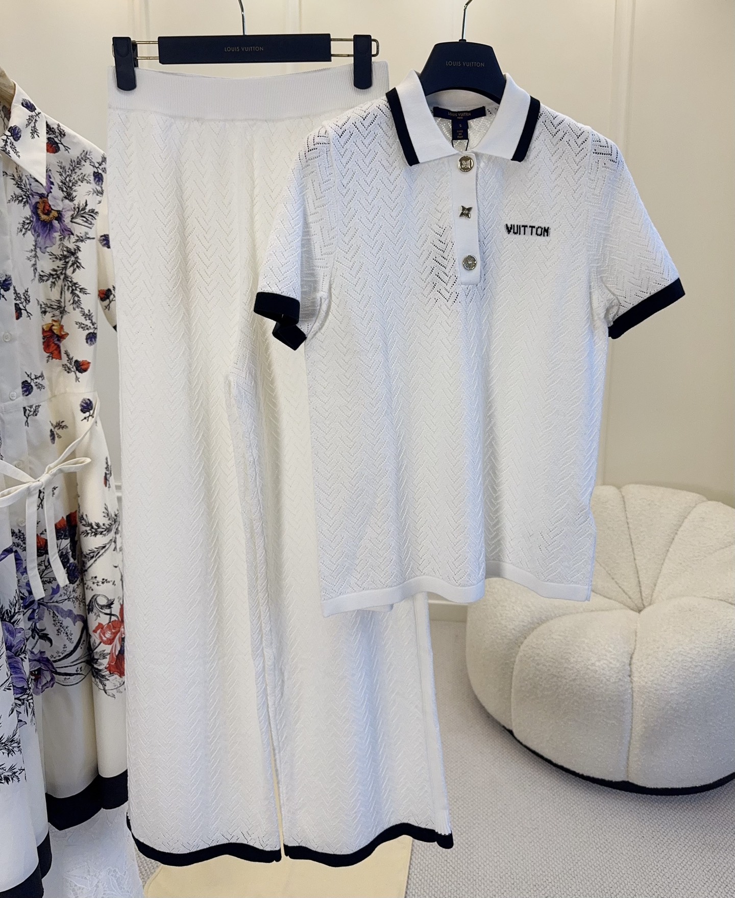 NO:884894,Tops and pants LV2026 new white hollow knitted POLO suit, POLO collar short-sleeved top + straight trousers, simple and elegant style. The top is made of hollow knitted, breathable and comfortable, with black contrast cuffs and collar design, gold buttons embellished, full of details. The pants are the same style of hollow knitted, loose and straight version, suitable for daily life or vacation. Wear in spring and summer, easily paired with sandals or sneakers, refreshing and high-end!  ,,louis vuitton,sandals,sneakers,T-shirt,19860909上衣 裤子 LV2026新款白色镂空针织POLO套装,POLO领短袖上衣+直筒长裤,简约优雅风格.上衣采用镂空针织,透气舒适,黑色撞色袖口和领口设计,金色纽扣点缀,细节满分.裤子同款镂空针织,宽松直筒版型,日常或度假都很适合.春夏季节穿着,轻松搭配凉鞋或运动鞋,清爽又高级感满满！,,louis vuitton,sandals,sneakers,T-shirt,,Women's clothing
