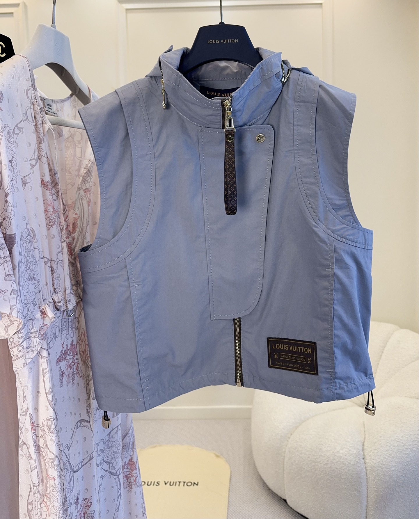 NO:888661,LV 2026 new Flight Mode vest, customized haze blue, light fabric, zipper + metal button design, simple and detailed. Brand logo on the chest, perfect for recognition!  Sleeveless cut, super easy to layer, easy to control when traveling, commuting, and daily life, comfortable and fashionable, it is a must-have and versatile item in the spring and summer wardrobe~,, louis vuitton,19860909LV 2026新款Flight Mode马甲,定制雾霾蓝,轻盈面料,拉链+金属纽扣设计,简约又有细节感.胸前品牌标识,辨识度满分！无袖剪裁,叠穿超方便,旅行、通勤、日常都能轻松驾驭,舒适又时髦,是春夏衣橱必备百搭单品～,,louis vuitton,,Women's clothing