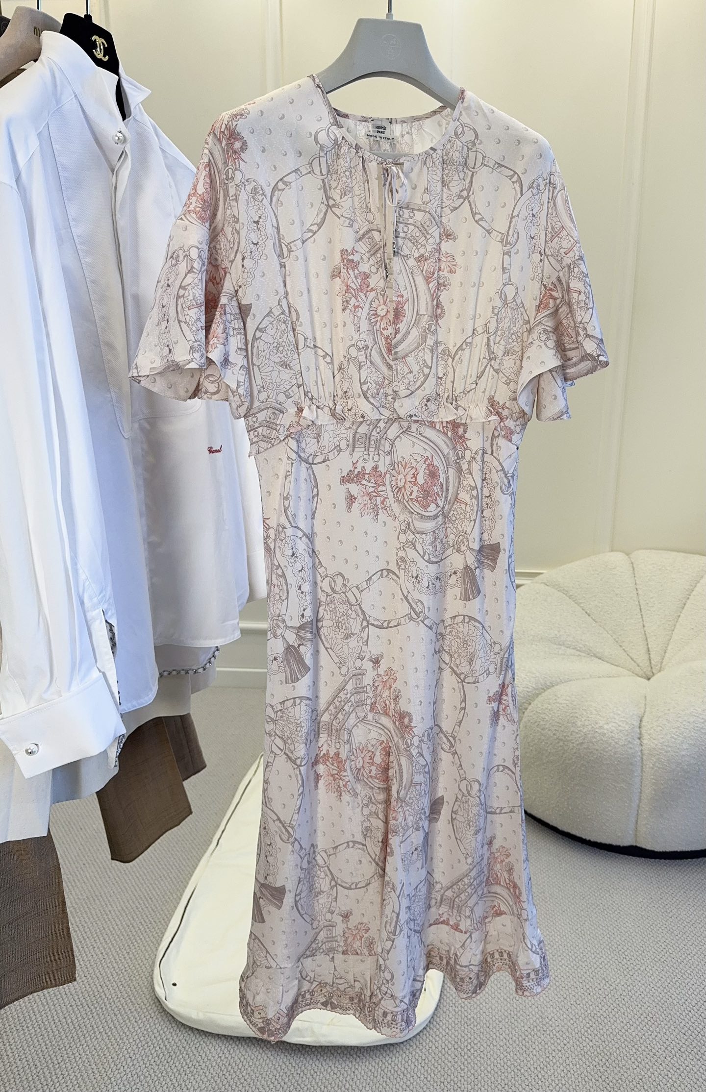 NO:886444,Hermes 2026 new silk printed dress, pure silk, inspired by the romantic style of South France. Low saturated nude pink print, matched with light fabrics, ruffled cuffs and skirt, soft and elegant. The button design on the chest, full of details, suitable for commuting or daily wear. The overall style is intellectual and generous, easy to create a sense of relaxation, paired with a knitted sweater of the same color or simple accessories, it will directly enhance your temperament!  ,,hermes,skirts,real silk,19860909Hermes2026新款真丝印花连衣裙,真丝,灵感源自南法浪漫风情.低饱和裸粉印花,搭配轻盈面料,荷叶边袖口和裙摆,柔美又优雅.胸前纽扣设计,细节满分,适合通勤或日常穿搭.整体风格知性大方,轻松打造松弛感,搭配同色针织衫或简约配饰,气质直接拉满！,,hermes,skirts,real silk,,Women's clothing