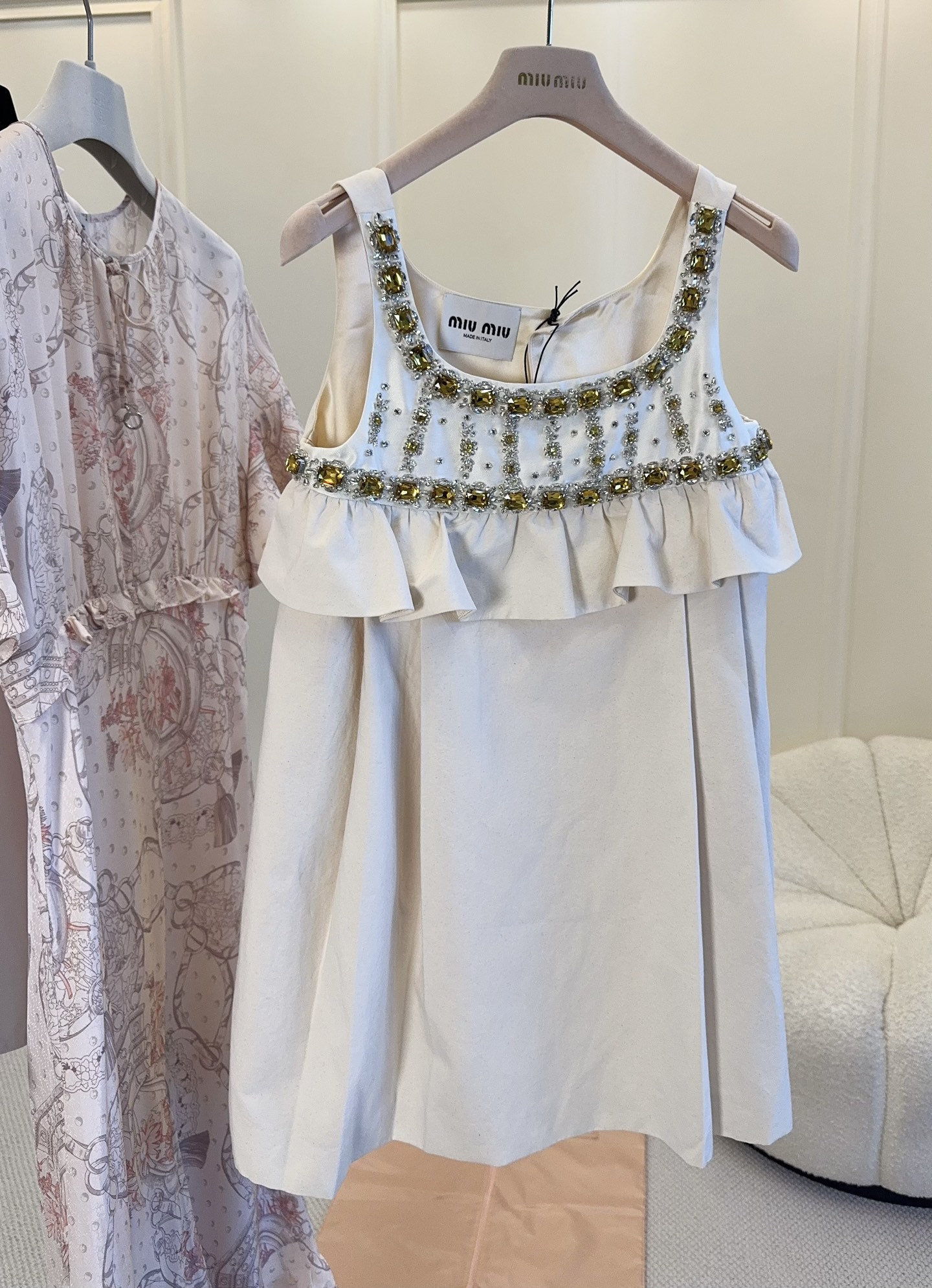 NO:886478,Miu Miu 2026 new beaded doll style dress, off-white color + ruffle design, full of girly feeling!  The neckline and shoulder straps are decorated with yellow-green beading, which is exquisite and eye-catching. The skirt is loose and looks great when worn alone or layered ~ Inspired by 'AT WORK', retro deconstruction + workwear mix and match, you can wear it in daily life with a high-end feel!  Easily suitable for dates and parties, sweet and elegant, Miu Miu is a must-have for girls!  ,,miumiu,skirts,19860909Miu Miu 2026新款钉珠娃娃款连衣裙,米白色调+荷叶边设计,少女感满满！领口和肩带点缀黄绿色钉珠,精致又吸睛.裙摆宽松,单穿或叠搭都很出彩～灵感来自“AT WORK”,复古解构+工装混搭,日常也能穿出高级感！约会、派对都能轻松驾驭,甜美优雅兼具,Miu Miu女孩必入！,,miumiu,skirts,,Women's clothing