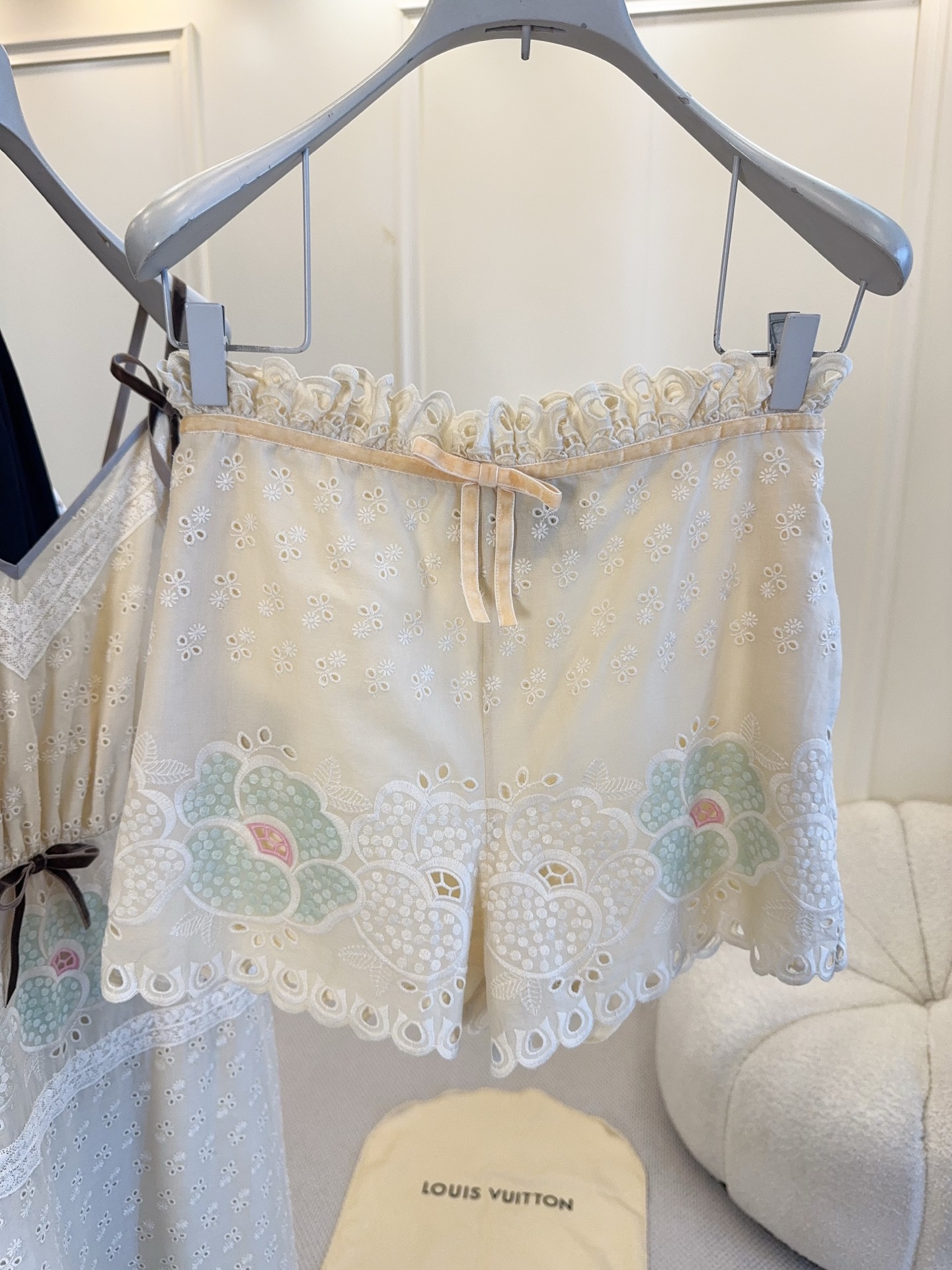 NO:886428,Valentino2026 new embroidered lace shorts, thin and breathable lace, floral embroidery + hollow design, exquisite and elegant. Waist elastic belt + bow, comfortable and beautiful, light beige color with green and pink embroidery, fresh and soft, perfect for spring and summer!  It can be easily worn whether it is daily or on vacation. Pair it with a simple top and get a high-end feel easily.,,valentino,shorts,19860909Valentino2026新款刺绣蕾丝短裤,轻薄透气蕾丝,花卉刺绣+镂空设计,精致优雅.腰部松紧带+蝴蝶结,舒适又美观,浅米色搭配绿色粉色刺绣,清新柔和,春夏穿超适合！无论日常还是度假都能轻松驾驭,搭配简约上衣,轻松get高级感.,,valentino,shorts,,Women's clothing