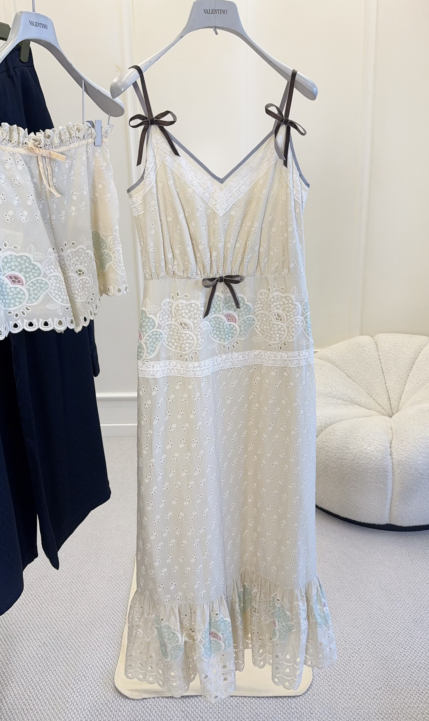 NO:886434,Valentino 2026 new light beige embroidered dress, light and breathable fabric, super comfortable to wear in summer!  Exquisite floral embroidery + hollow design, full of layers, bows embellished on the shoulders and waist, elegant and playful. Ruffled skirt + embroidery details, full of romantic atmosphere, easy to wear on vacation, art exhibition or daily life, practical and beautiful!  ,,valentino,skirts,19860909Valentino2026新款浅米色刺绣连衣裙,轻薄透气面料,夏天穿超舒服！精致花卉刺绣+镂空设计,层次感满满,蝴蝶结点缀肩部和腰部,优雅又俏皮.裙摆荷叶边+刺绣细节,浪漫氛围拉满,度假、艺术展或日常都能轻松驾驭,实用又好看！,,valentino,skirts,,Women's clothing