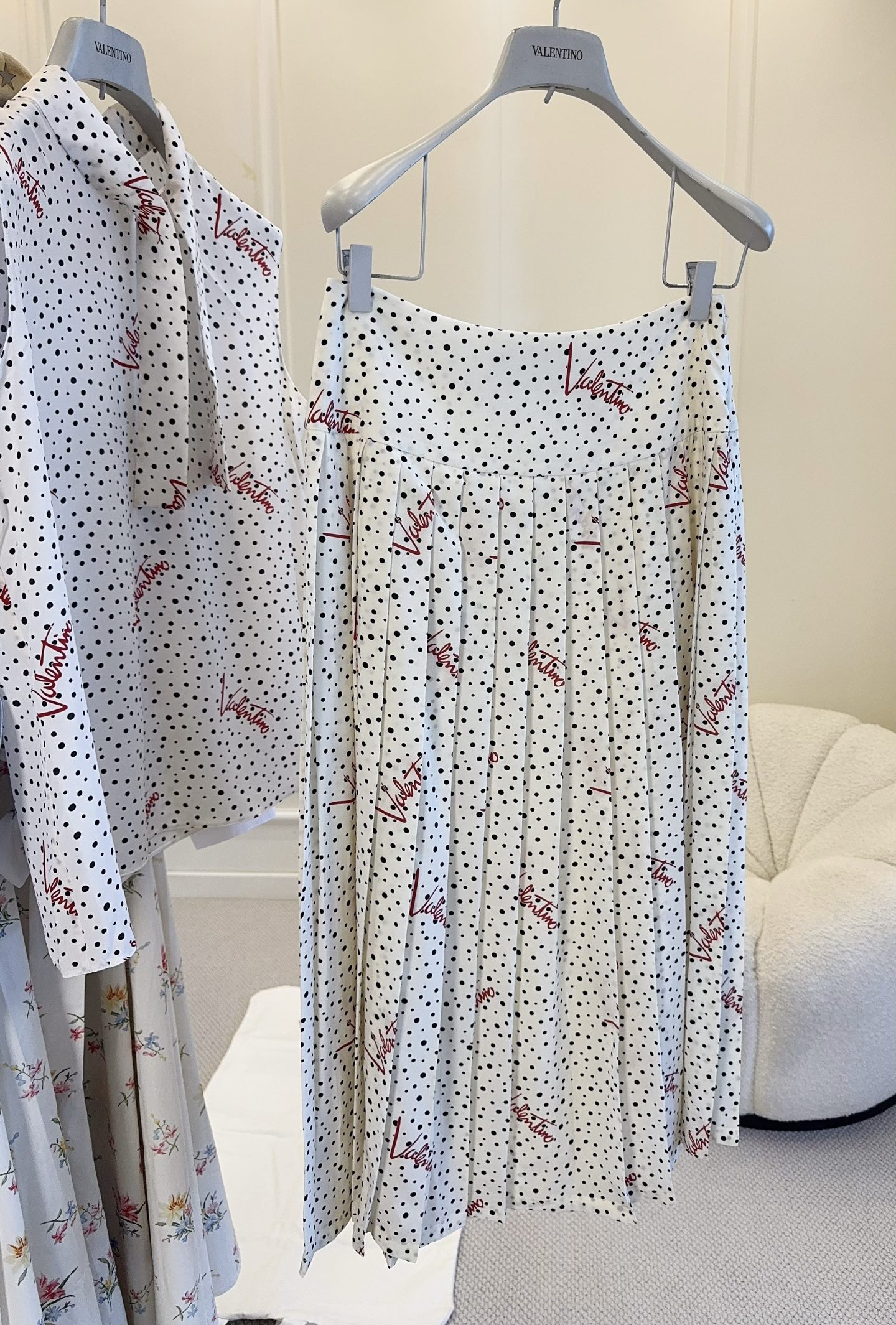 NO:886420,Valentino 2026 new off-white pleated skirt, made of real silk, embellished with black polka dots and red brand logo, elegant and recognizable. The silk fabric has a perfect drape, which is super comfortable to wear in spring and summer!  The mid-length design can be easily used for commuting, dating, and leisure. Pair it with a simple top or sweater to easily get the French romantic atmosphere.,,valentino,skirts,real silk,19860909Valentino2026新款米白色百褶半裙,真丝,点缀黑色波点和红色品牌logo,优雅又有辨识度.真丝面料垂坠感满分,春夏穿超舒服！中长款设计,通勤、约会、休闲都能轻松驾驭,搭配简约上衣或针织衫,轻松get法式浪漫氛围感.,,valentino,skirts,real silk,,Women's clothing