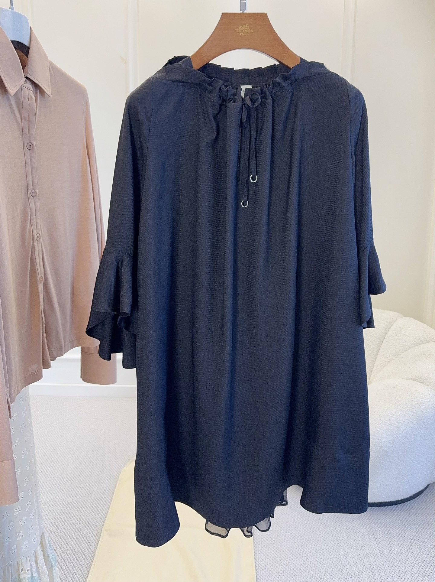 NO:888651,Hermes 2026 new silk jacquard dress, the fabric has its own luster, and the drape is perfect. It looks super high-end when worn!  The V-neck + lace design modifies the neck line, the bat sleeves cover the flesh and are fashionable. The loose version is super friendly to the figure, and can be easily controlled by fat sisters~ It can be worn for daily commuting and leisure. It is simple and stylish, comfortable and fashionable. Highly recommended!  ,,hermes,skirts,real silk,19860909Hermes2026新款真丝提花连衣裙,面料自带光泽感,垂坠感满分,穿上超显高级！V领+系带设计,修饰颈部线条,蝙蝠袖遮肉又时髦,宽松版型对身材超友好,微胖姐妹也能轻松驾驭～日常通勤、休闲都能穿,简约又有设计感,舒适又时髦,强烈推荐！,,hermes,skirts,real silk,,Women's clothing