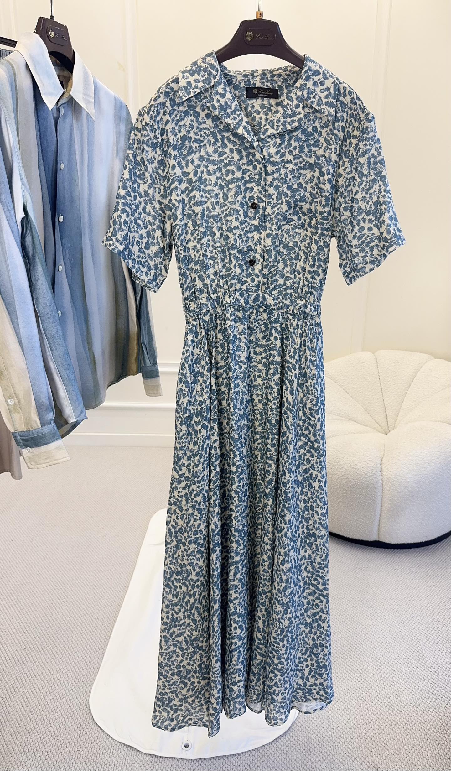 NO:888730,Loro Piana 2026 new blue printed linen dress is light and breathable, super comfortable to wear in summer!  Shirt collar + short-sleeve design, adjustable waist tie, flattering body shape and a sense of hierarchy. Blue and white floral pattern, retro art, skirt length is just right, easy to control for commuting, vacation, and daily life. Linen material is moisture-wicking and breathable, not stuffy in hot weather, paired with a small white hat or armpit bag, you can easily get the French relaxed feeling!  ,,loro piana,skirts,shirts,T-shirt,hats,19860909Loro Piana2026新款蓝印花亚麻连衣裙,轻盈透气,夏天穿超舒服！衬衫领+短袖设计,腰部系带可调节,修饰身形又有层次感.蓝白碎花图案,复古文艺,裙摆长度刚好,通勤、度假、日常都能轻松驾驭.亚麻材质吸湿透气,炎热天气也不闷,搭配小白帽或腋下包,法式松弛感轻松get！,,loro piana,skirts,shirts,T-shirt,hats,,Women's clothing