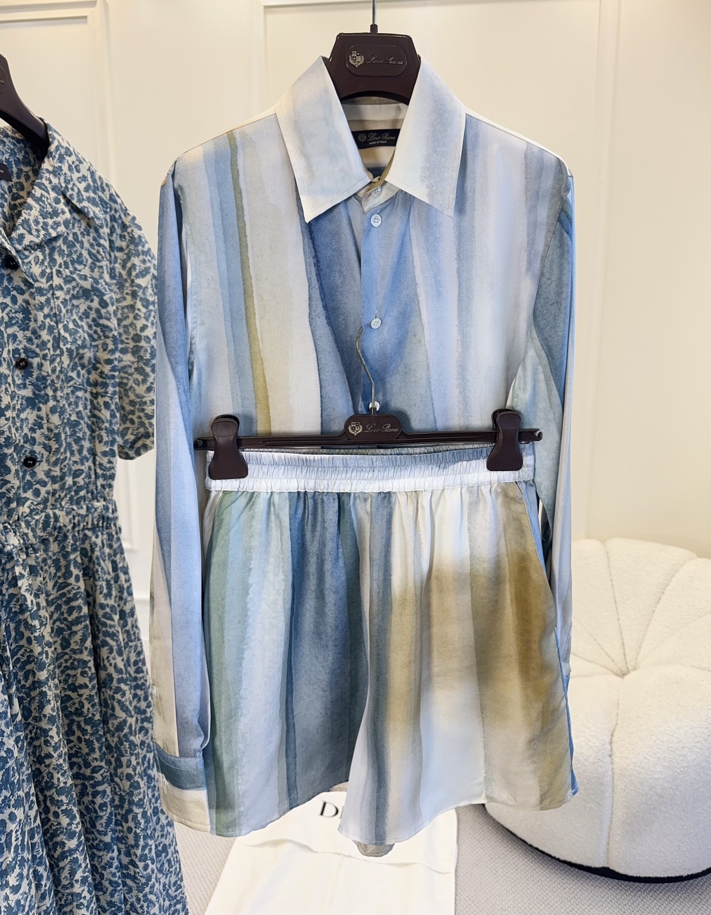 NO:888721,Shirt Shorts Loro Piana2026 new watercolor gradient silk suit, long-sleeved shirt + shorts, mulberry silk material, smooth and breathable, perfect for spring and summer!  The blue, green and yellow gradient is as artistic as an oil painting. The loose A-line shape + elastic waist is comfortable and flattering. It can be worn daily or on vacation. Pair it with a metal necklace or mule shoes to easily get a relaxed and elegant atmosphere~, loro piana, shorts, shirts, necklace, real silk,19860909衬衫 短裤 Loro Piana2026新款水彩渐变真丝套装,长袖衬衫+短裤,桑蚕丝材质,柔滑透气超适合春夏！蓝绿黄渐变像油画一样艺术感满满,宽松A字版型+松紧腰,舒适又显身材.日常、度假都能穿,搭配金属项链或穆勒鞋,轻松get松弛贵气氛围感～,,loro piana,shorts,shirts,necklace,real silk,,Women's clothing